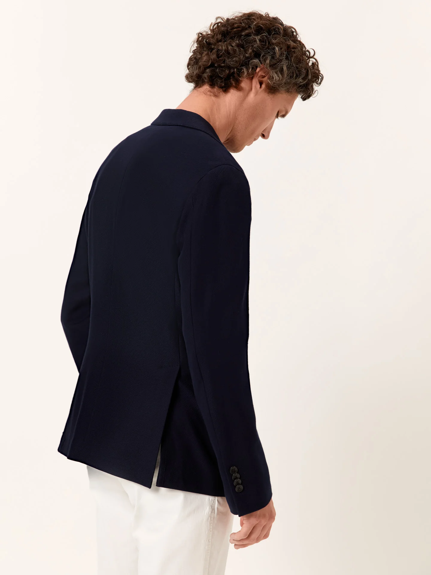 Blazer desestruturado em algodão azul escuro com textura de malha - Image 4