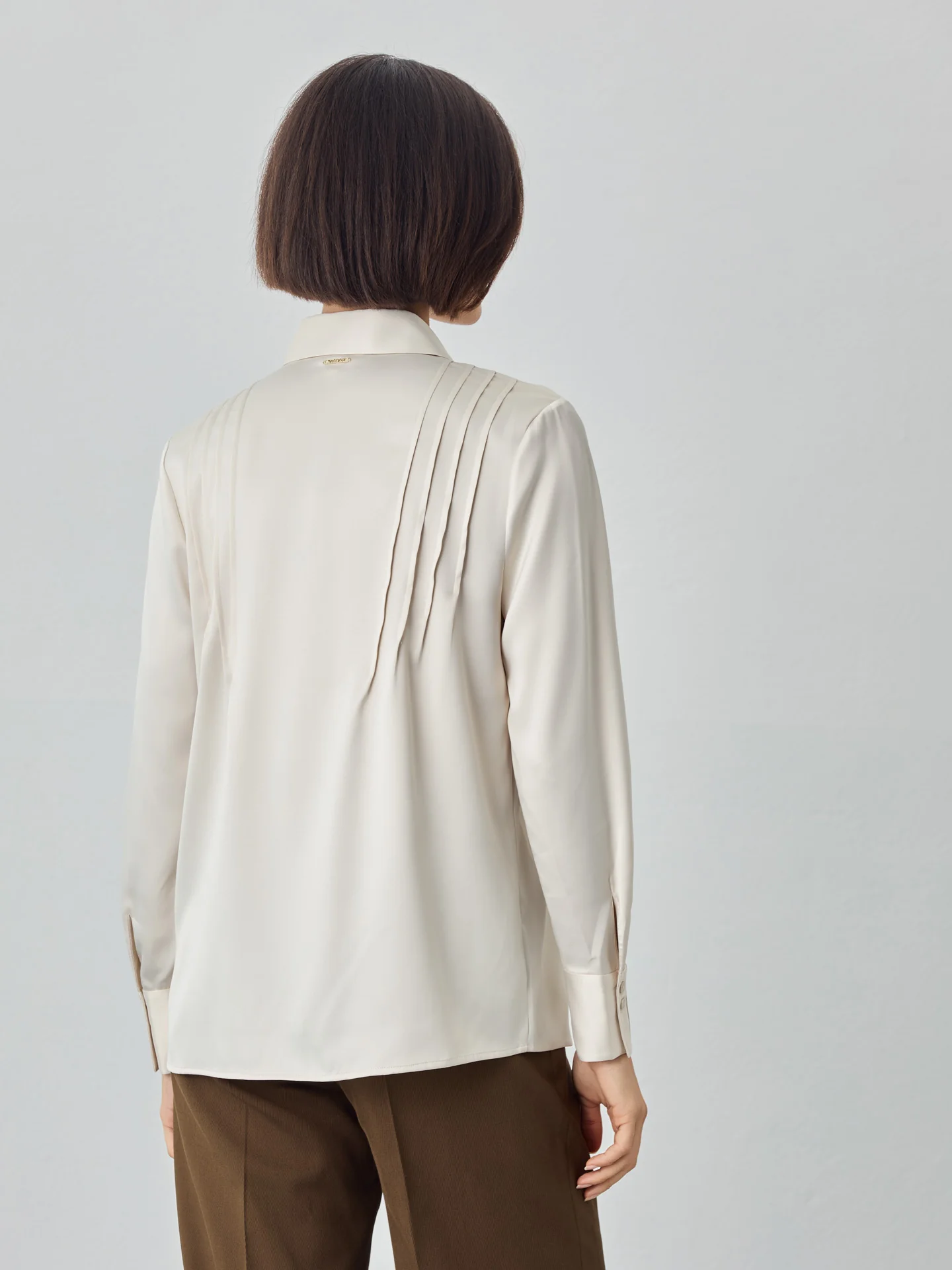 Blusa com detalhes de pregas em tecido de cetim - Image 3