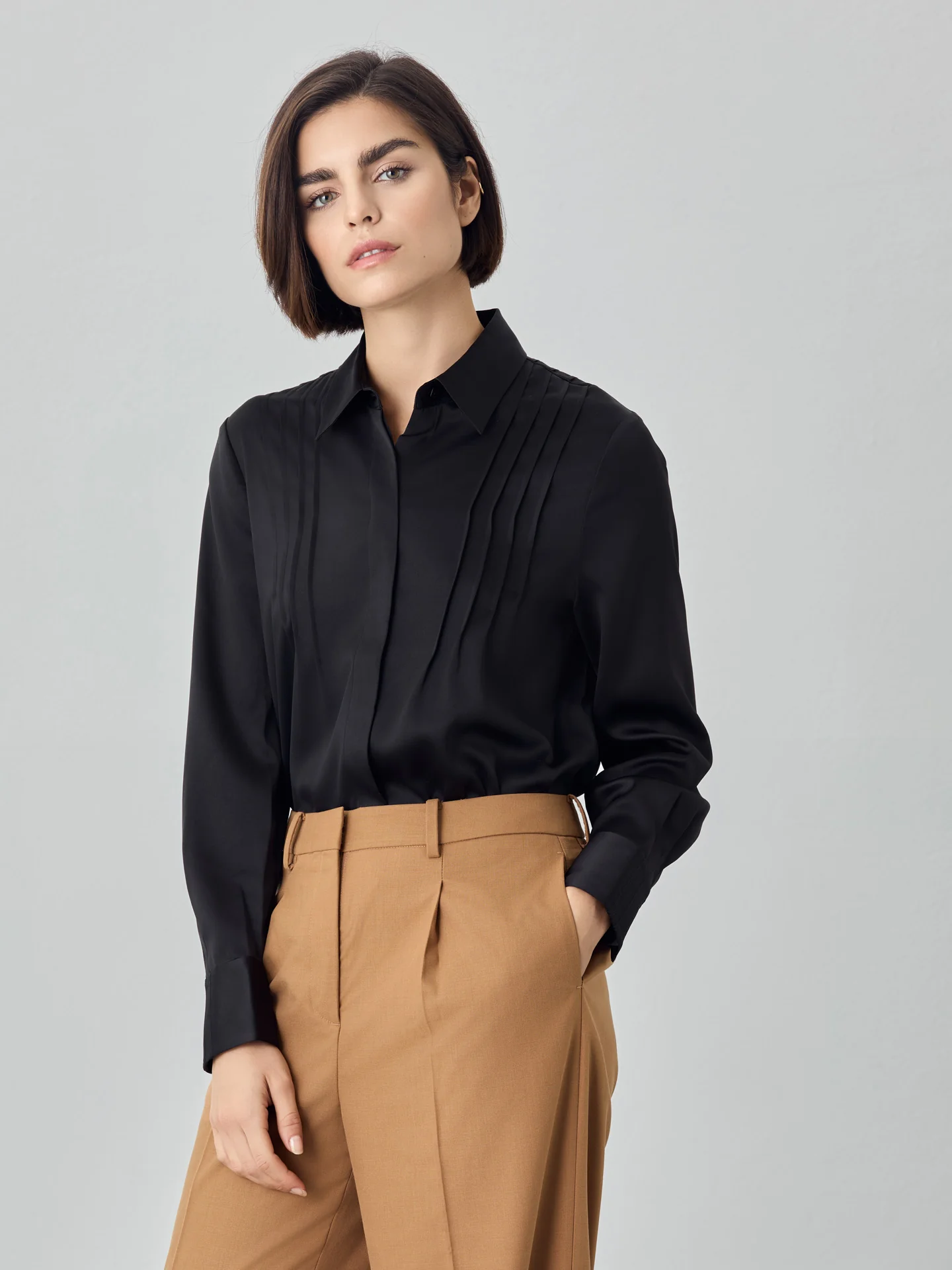Blusa com detalhes de pregas em tecido de cetim - Image 4