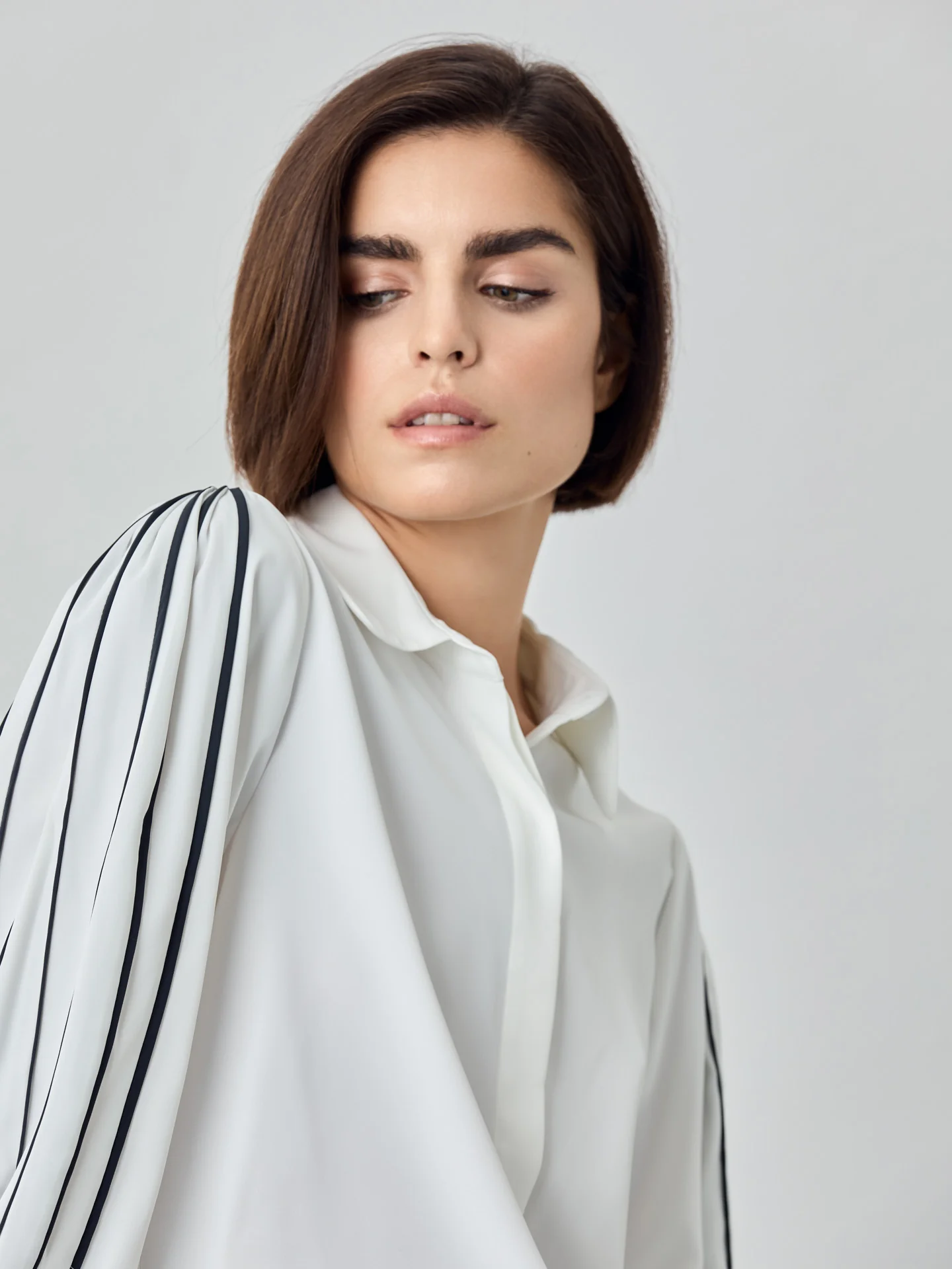 Blusa de mangas volumosas em tecido sarjado fluido com detalhe de pregas - Image 3