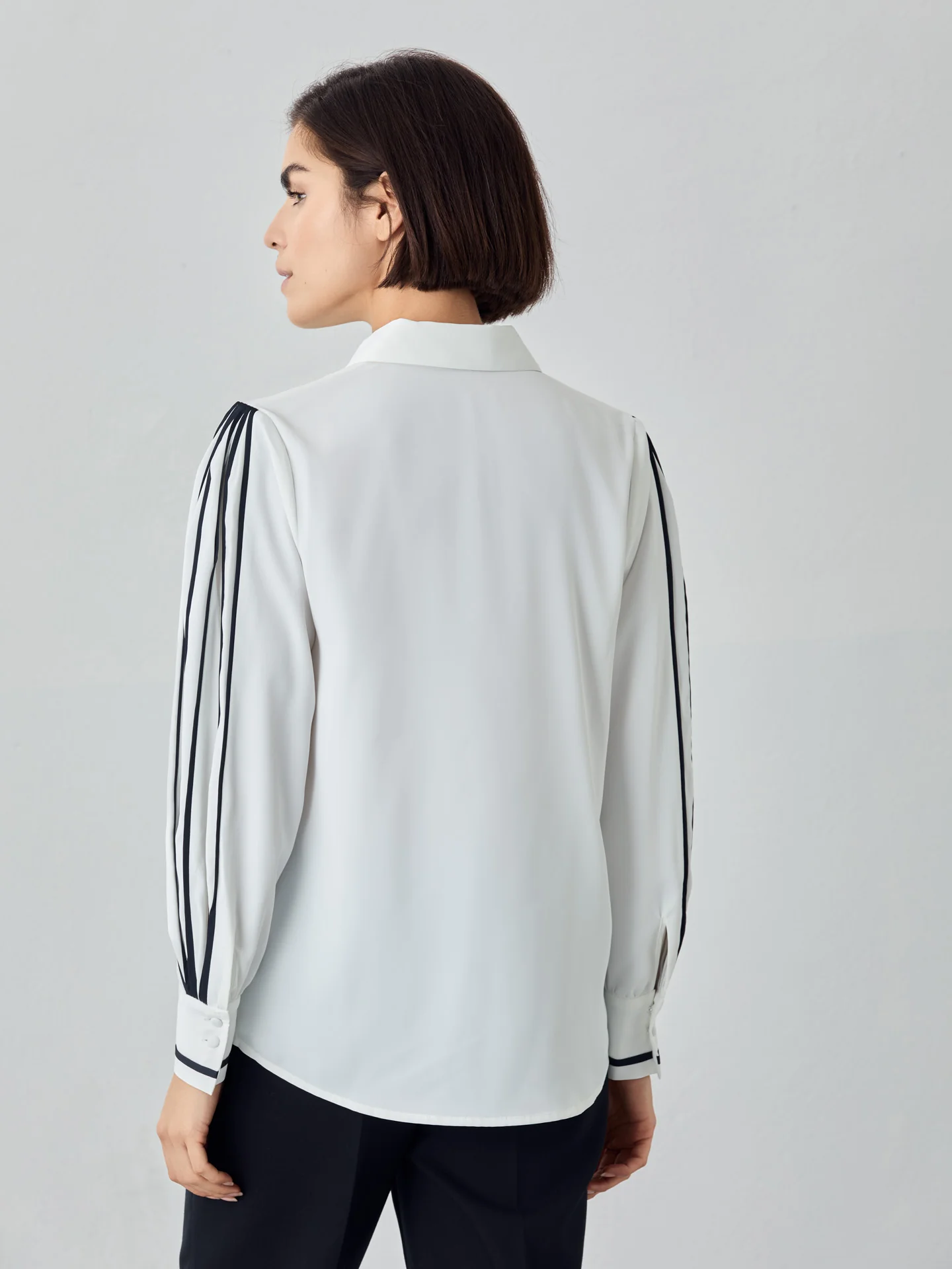 Blusa de mangas volumosas em tecido sarjado fluido com detalhe de pregas - Image 4