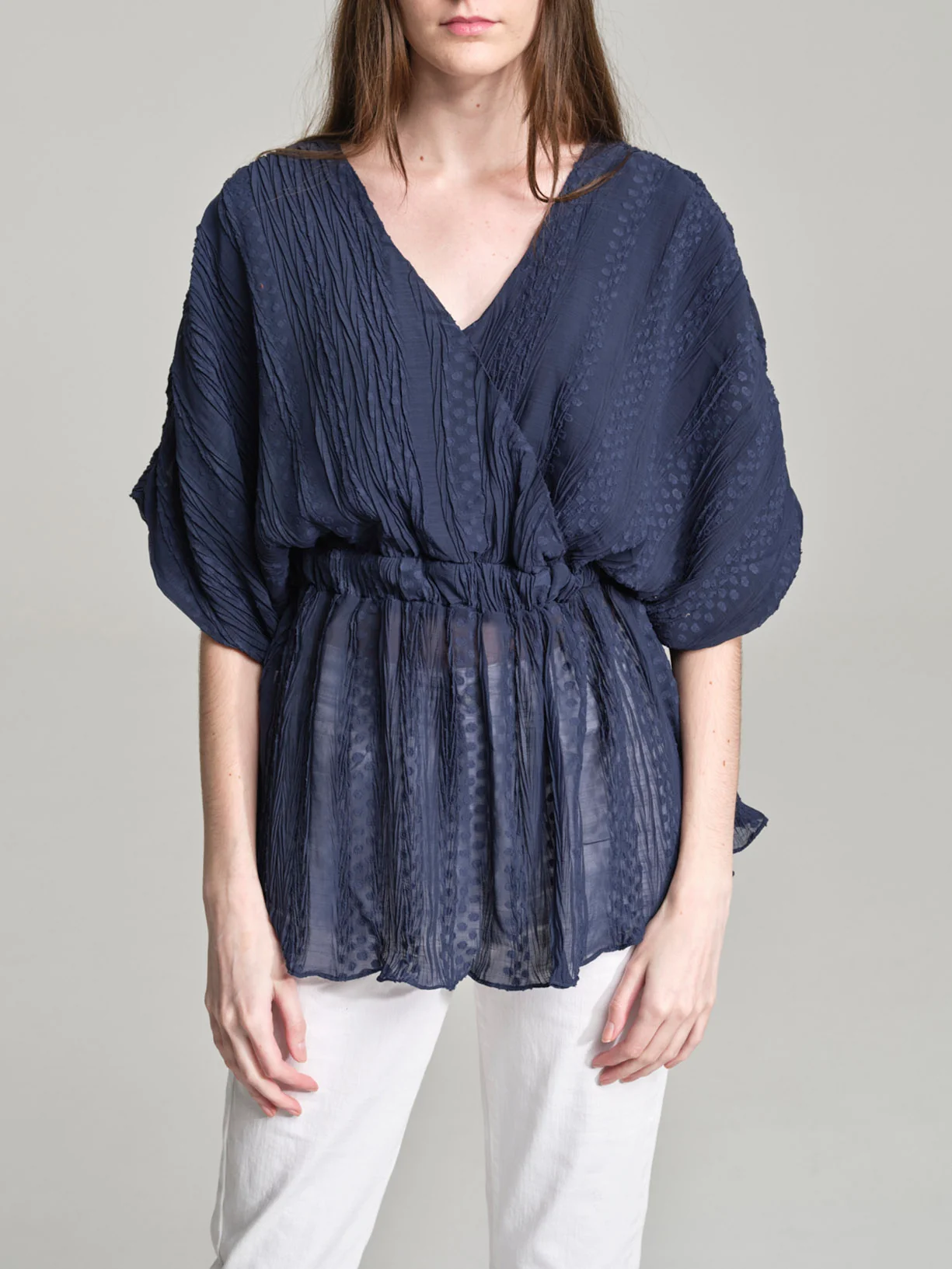 Blusa em forma de leque fit & flare em tecido plissado