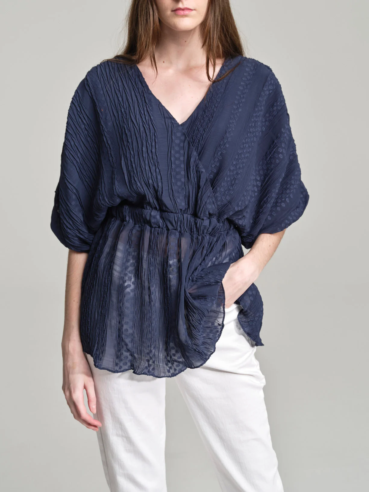 Blusa em forma de leque fit & flare em tecido plissado - Image 2