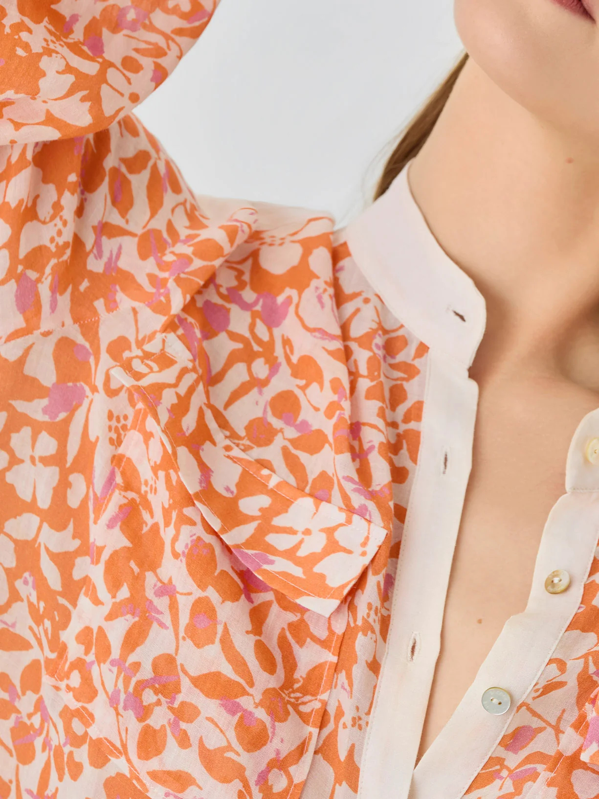Blusa Gola Mao Em Tecido Rami Com Estampa Floral - Image 3