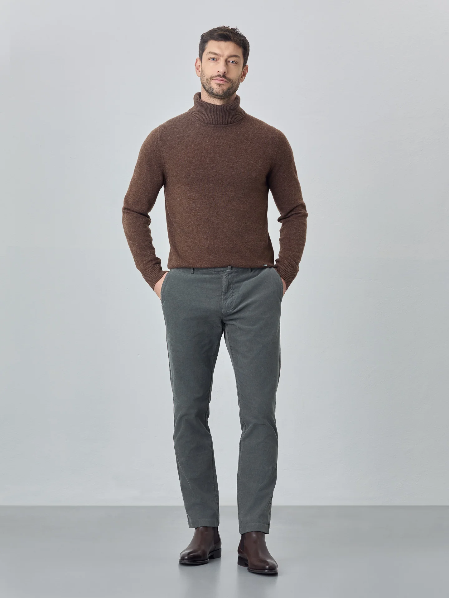 Calças chino garment dye slim fit em bombazine - Image 12