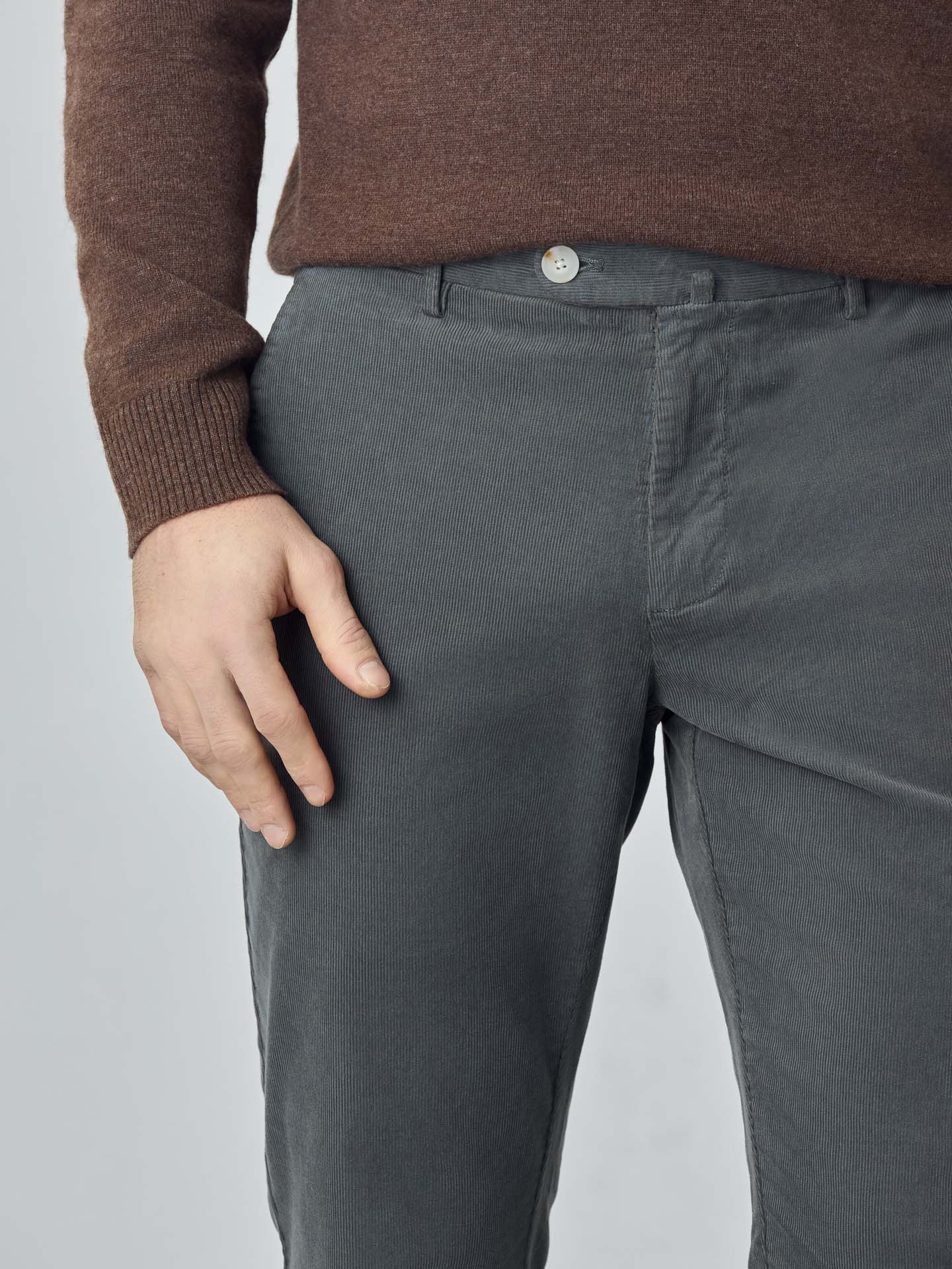 Calças chino garment dye slim fit em bombazine - Image 13
