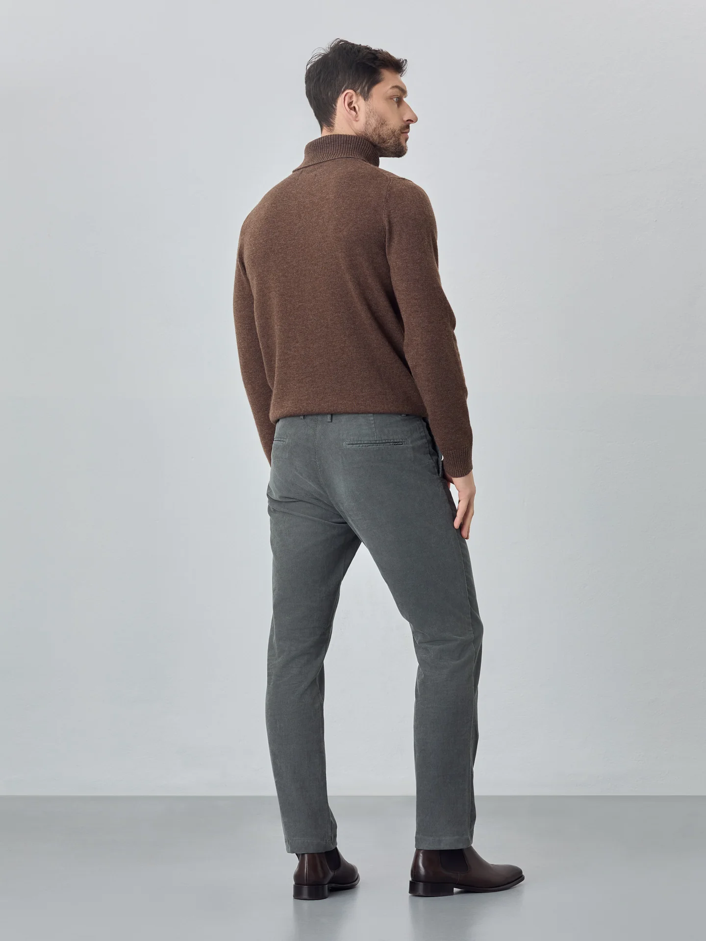 Calças chino garment dye slim fit em bombazine - Image 14