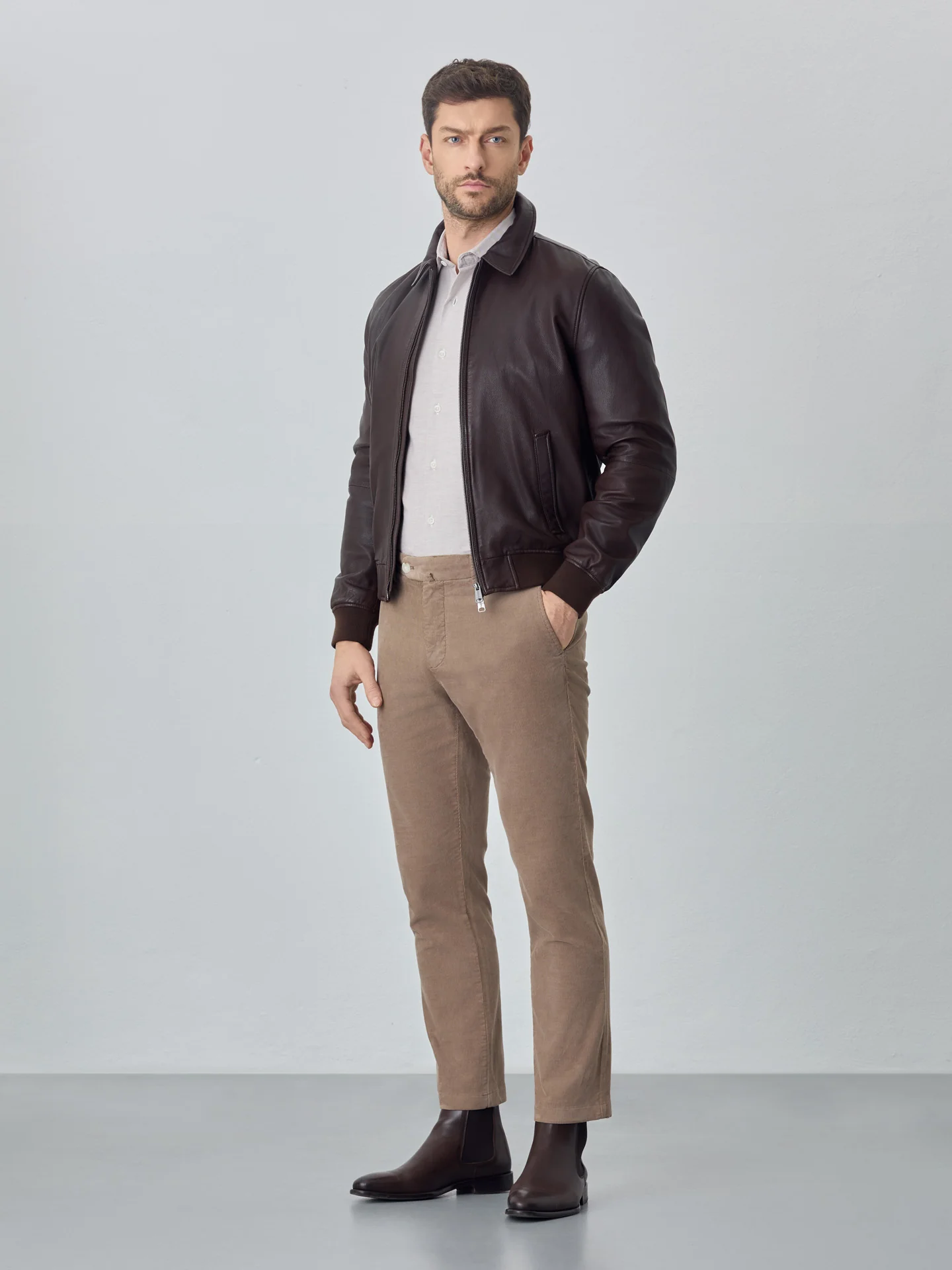 Calças chino garment dye slim fit em bombazine - Image 15