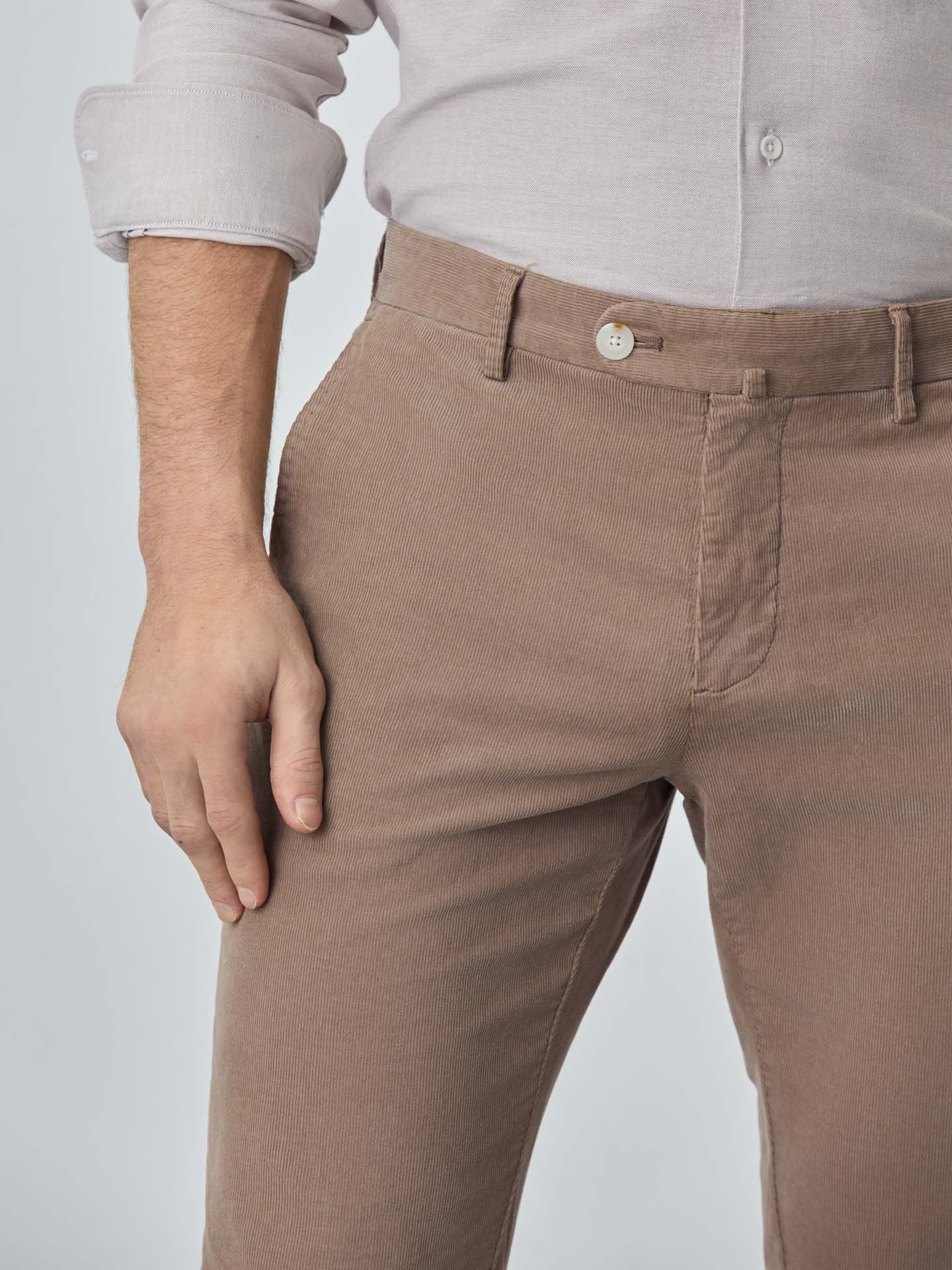 Calças chino garment dye slim fit em bombazine - Image 16