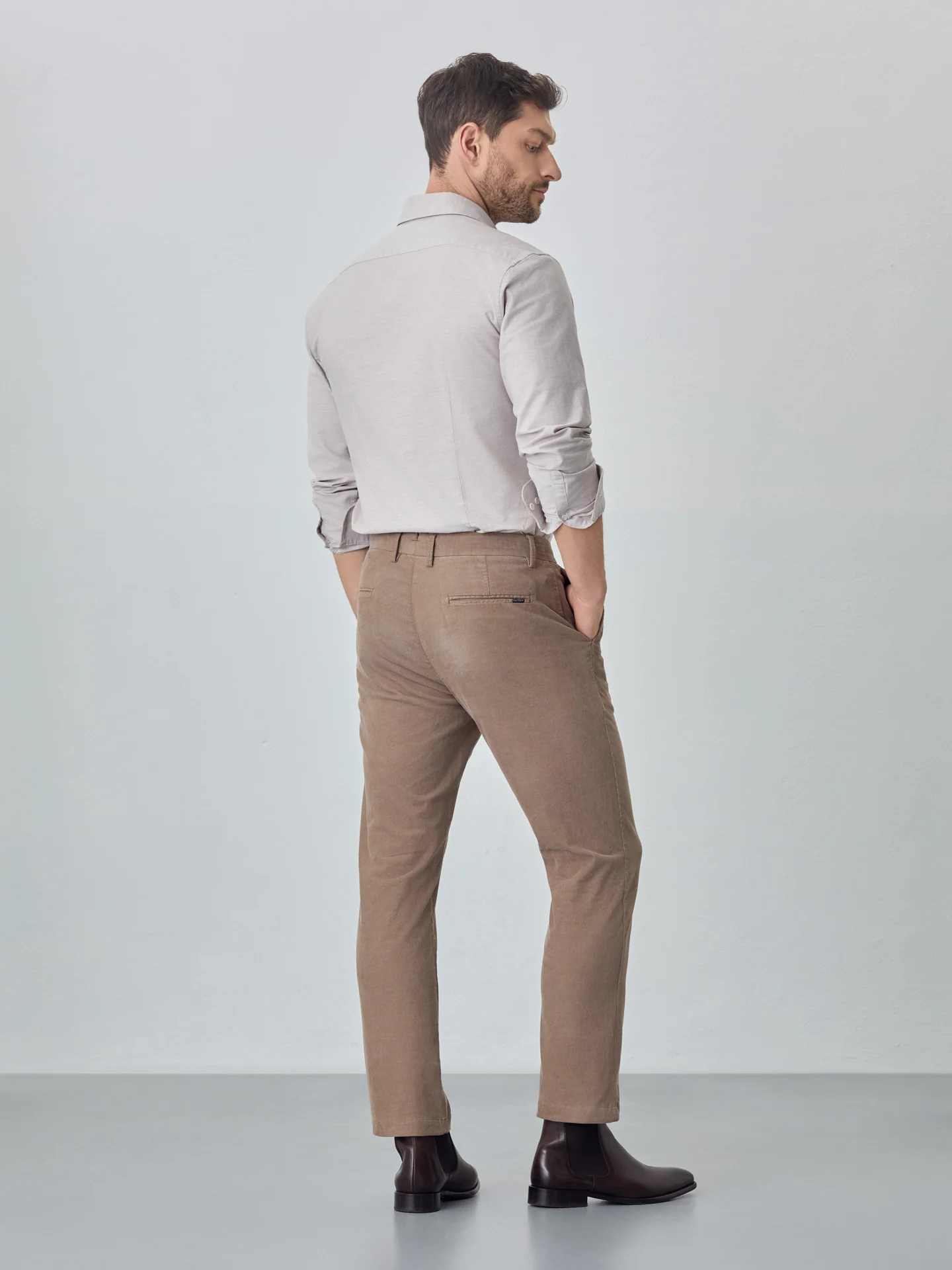 Calças chino garment dye slim fit em bombazine - Image 17