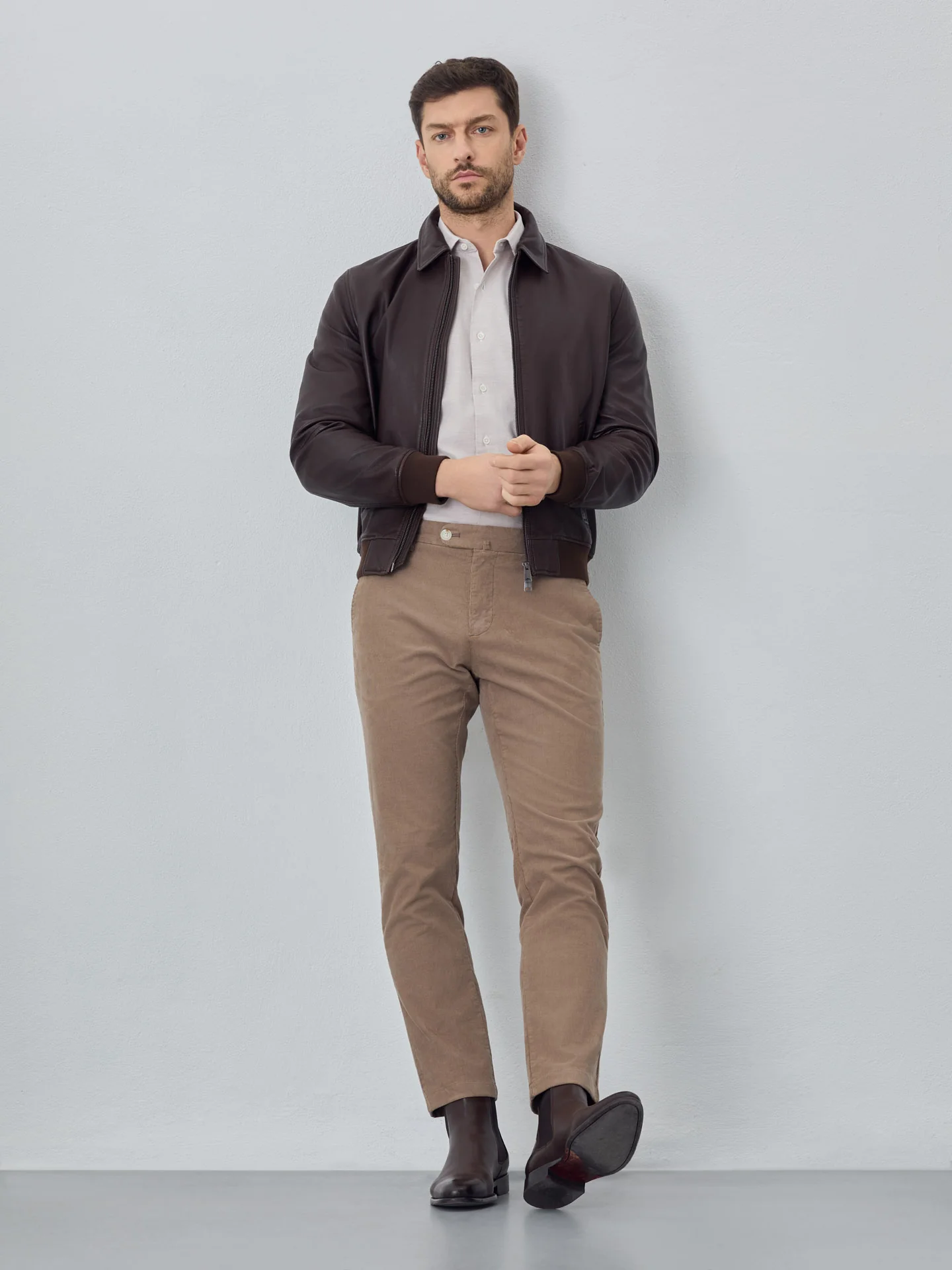 Calças chino garment dye slim fit em bombazine - Image 18