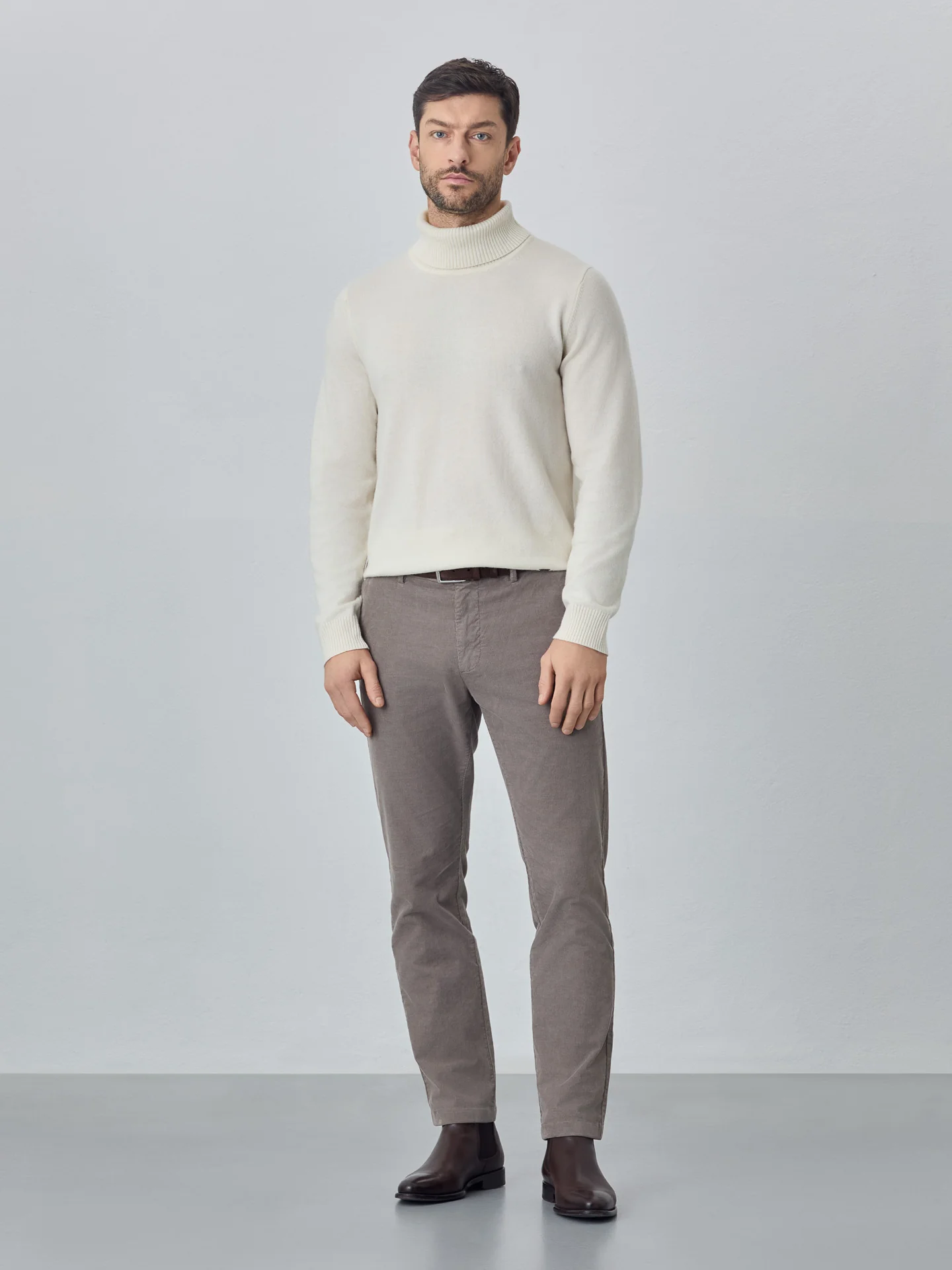 Calças chino garment dye slim fit em bombazine - Image 19