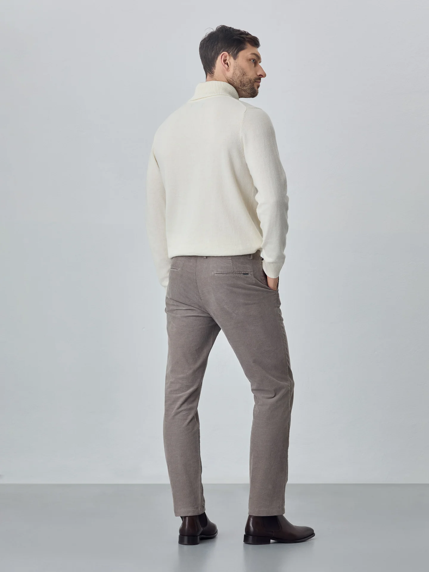 Calças chino garment dye slim fit em bombazine - Image 22