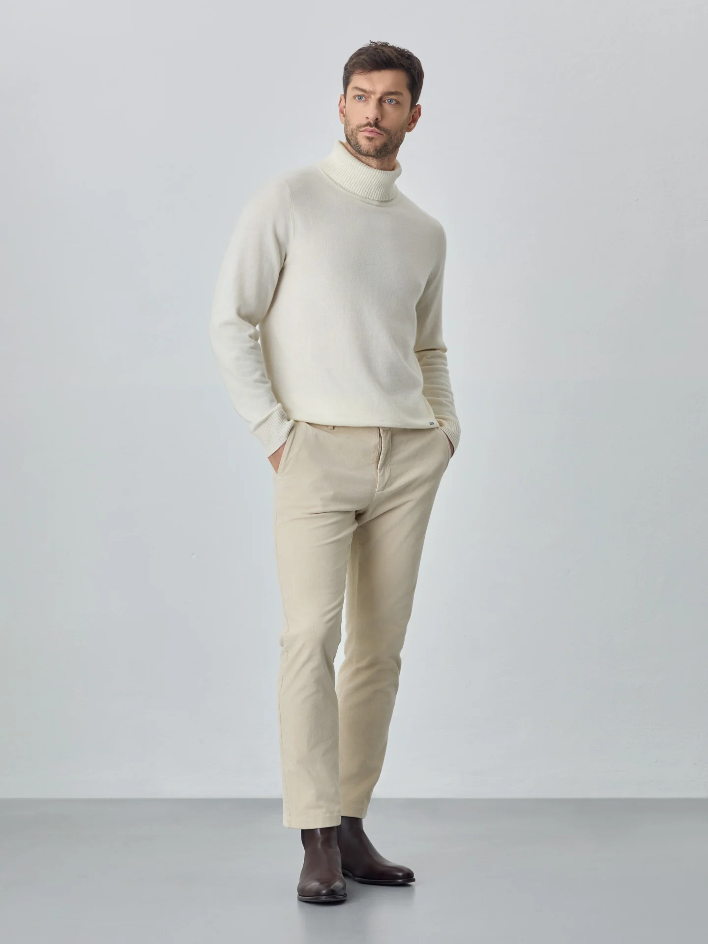 Calças chino garment dye slim fit em bombazine - Image 8