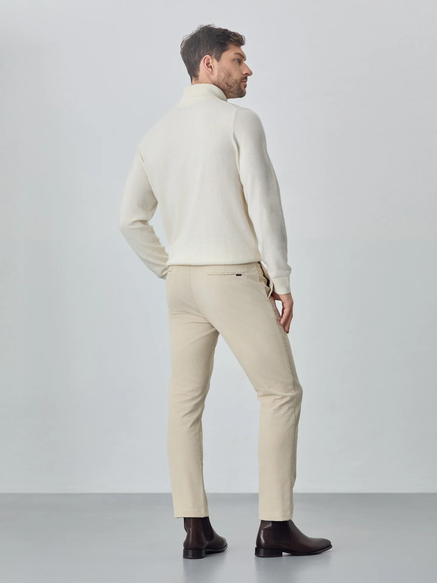 Calças chino garment dye slim fit em bombazine - Image 9