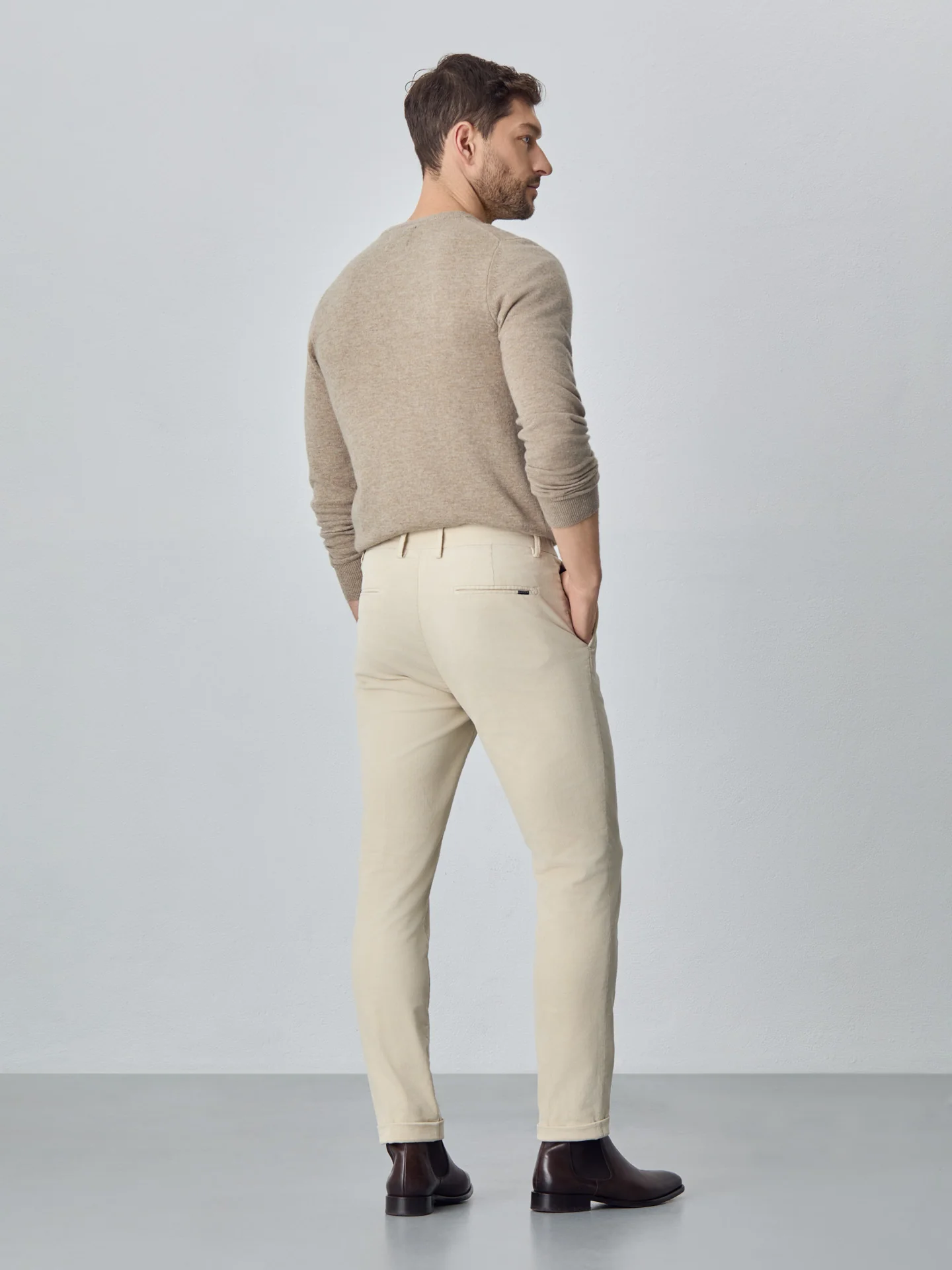 Calças chino jogger fit garment dye em bombazine - Image 3