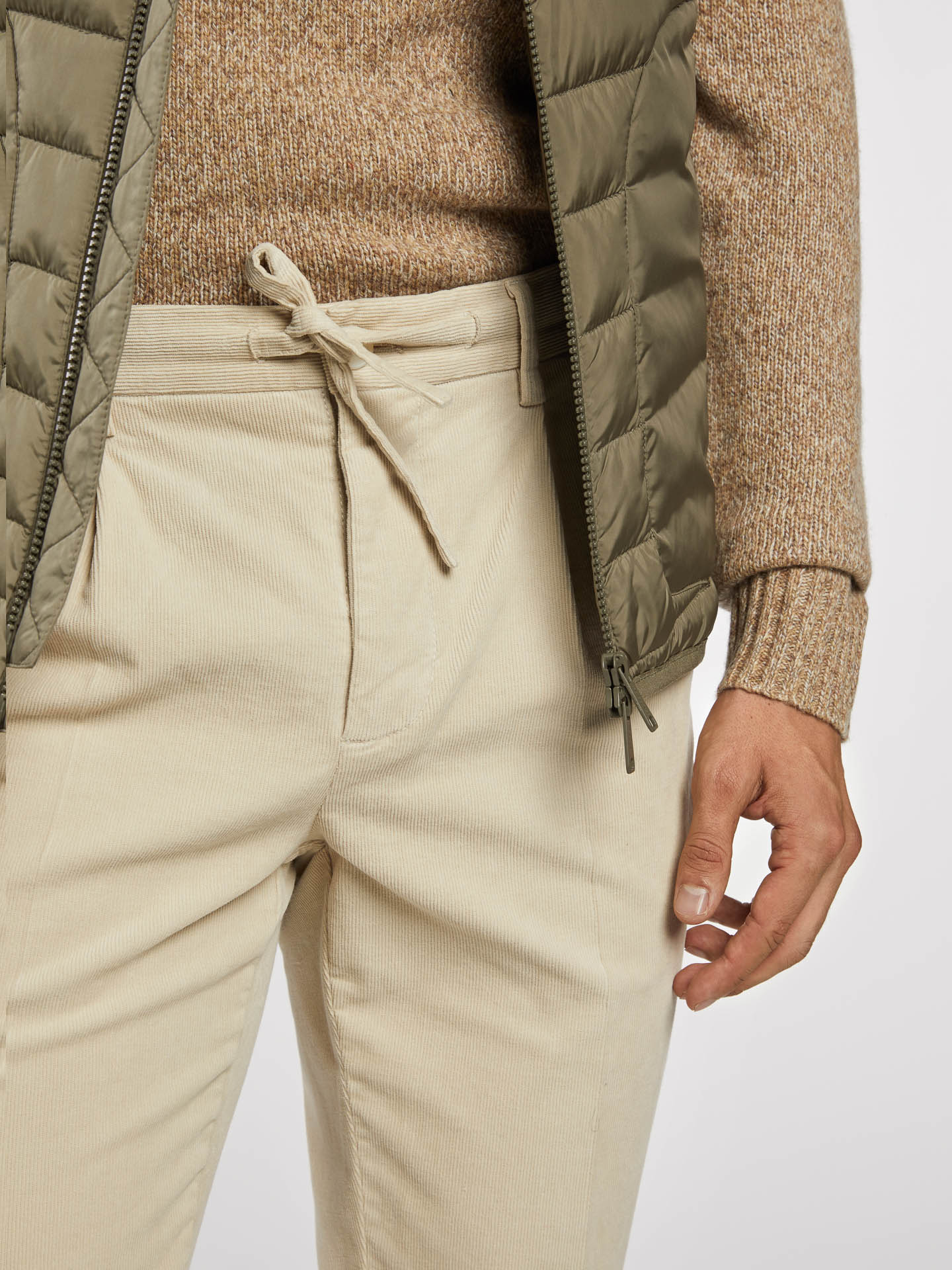 Calças chino jogger fit garment dye em bombazine - Image 4