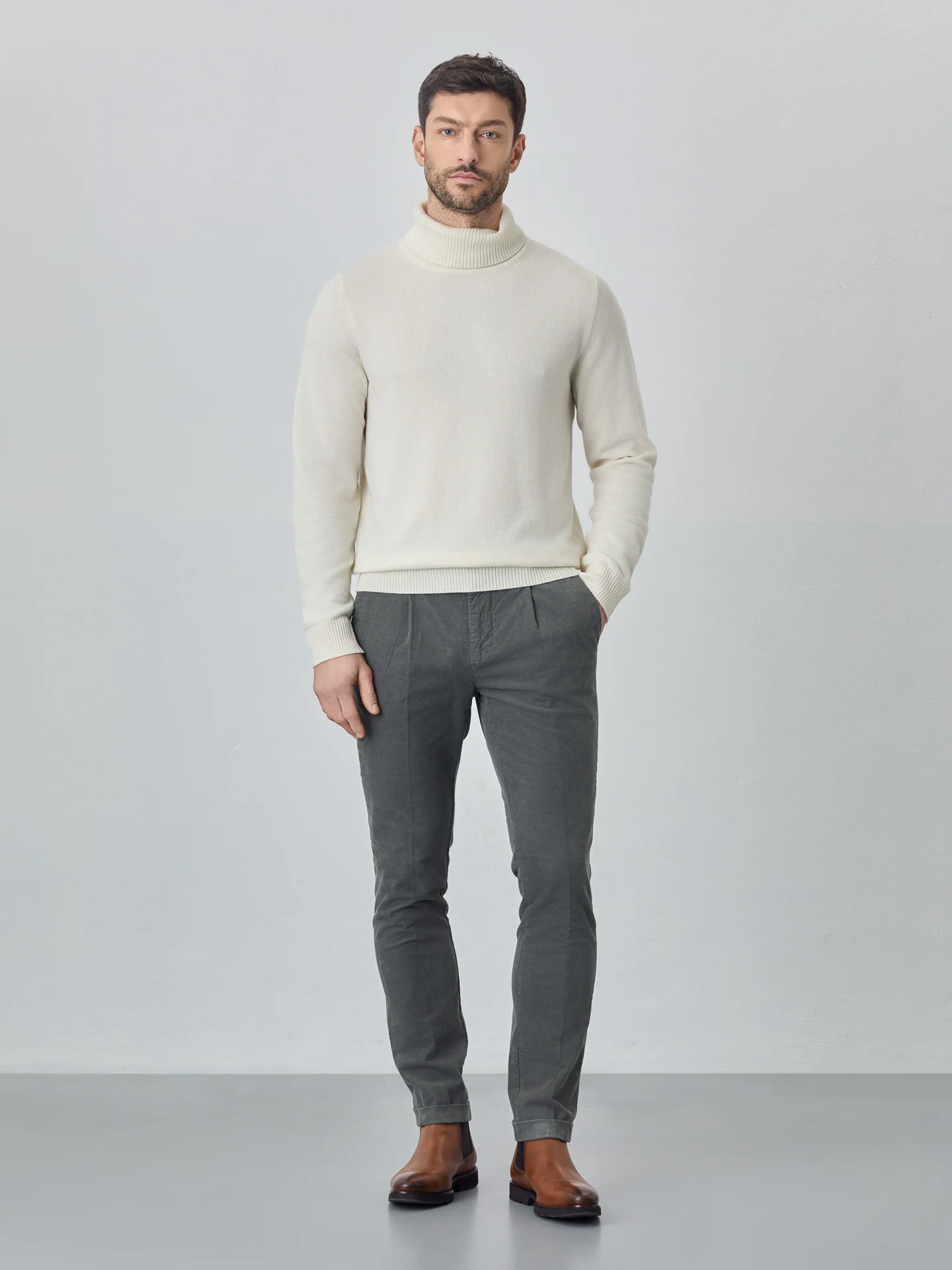 Calças chino jogger fit garment dye em bombazine - Image 5