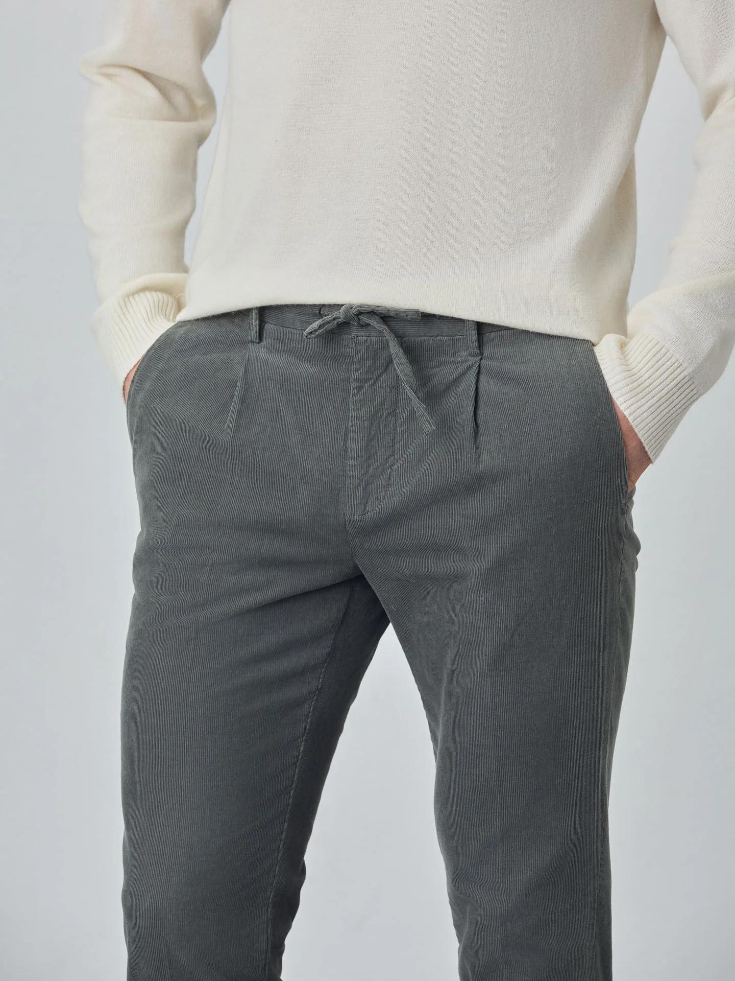 Calças chino jogger fit garment dye em bombazine - Image 6