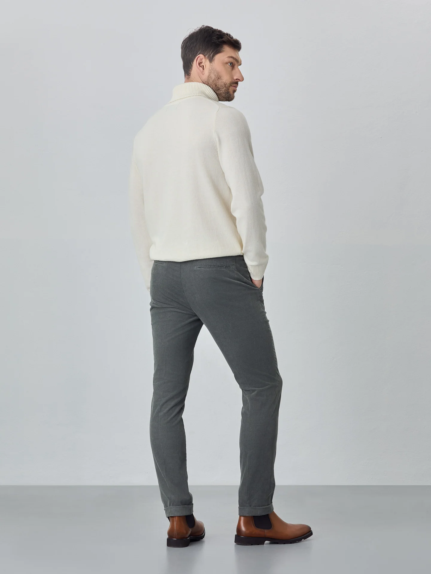 Calças chino jogger fit garment dye em bombazine - Image 7