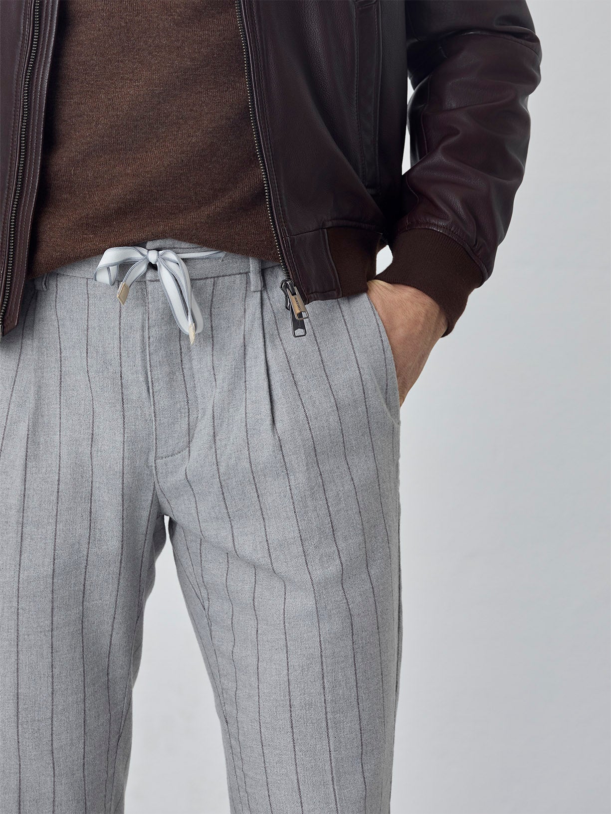 Calças chino Jogger fit tecido risca de giz - Image 3