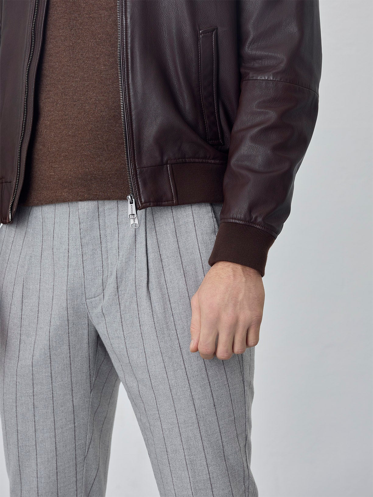 Calças chino Jogger fit tecido risca de giz - Image 4