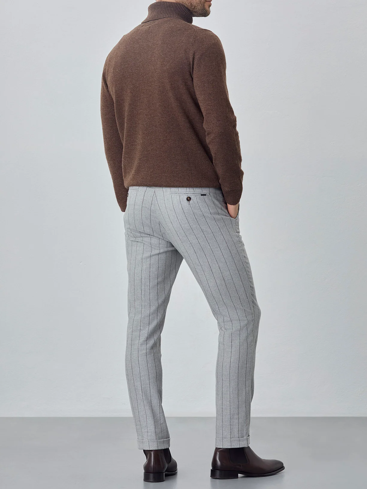 Calças chino Jogger fit tecido risca de giz - Image 5
