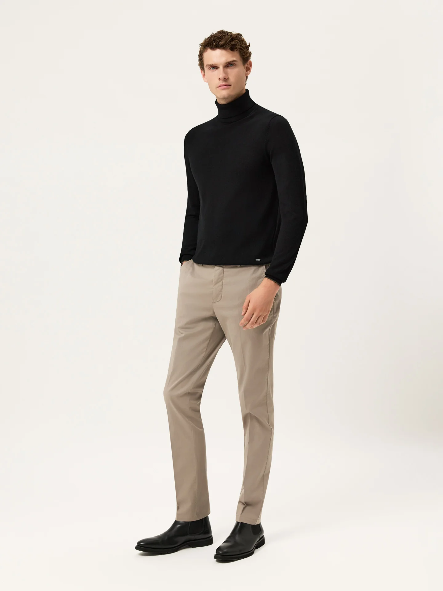 Calças Chino Slim Fit em Algodão com Elastano Garment Dye - Image 10
