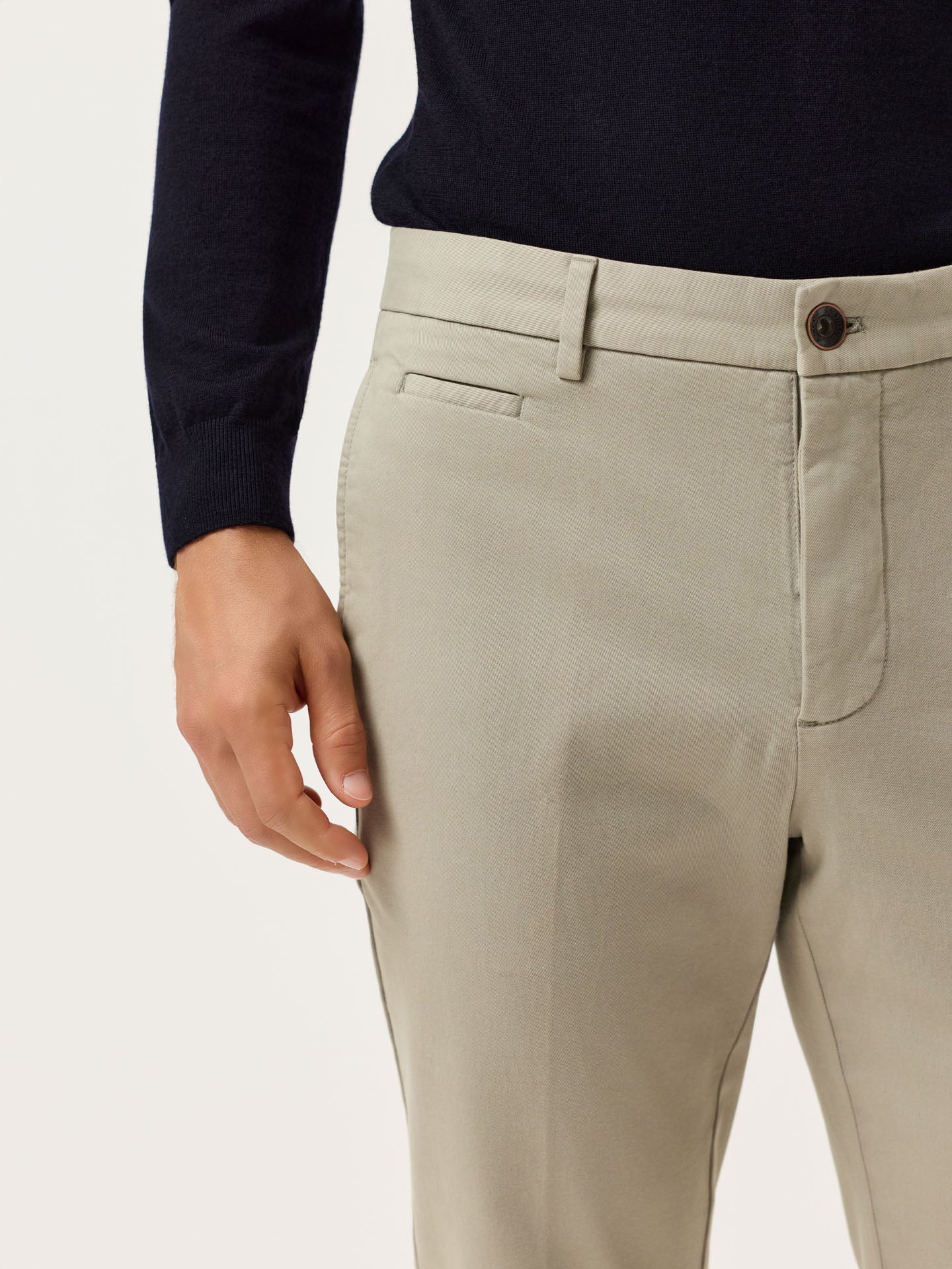 Calças Chino Slim Fit em Sarja Faded Garment Dye - Image 14