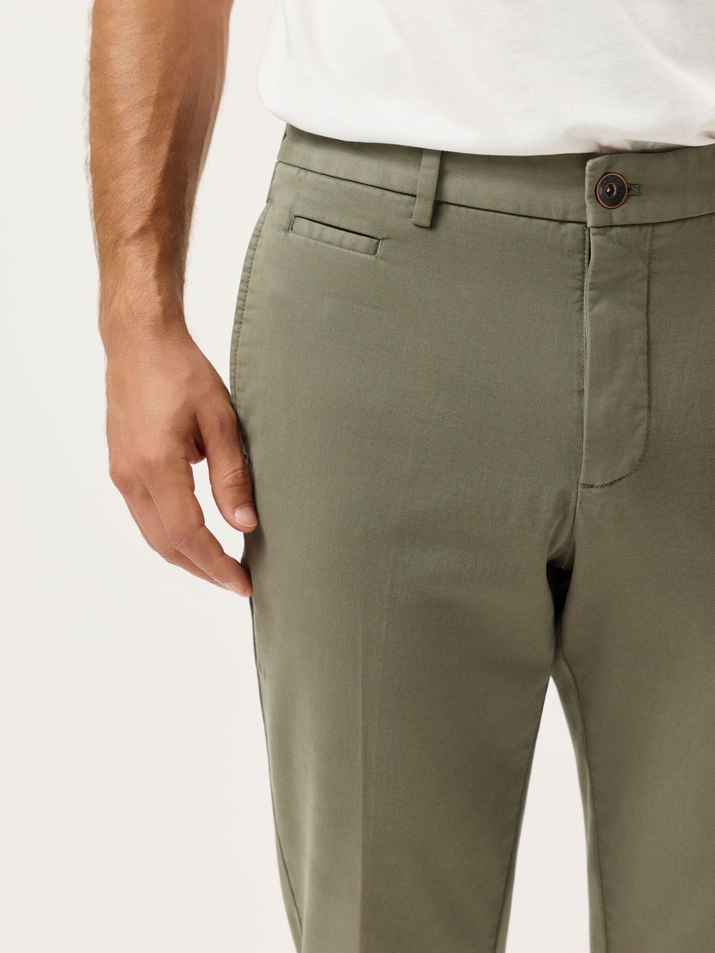Calças Chino Slim Fit em Sarja Faded Garment Dye - Image 18