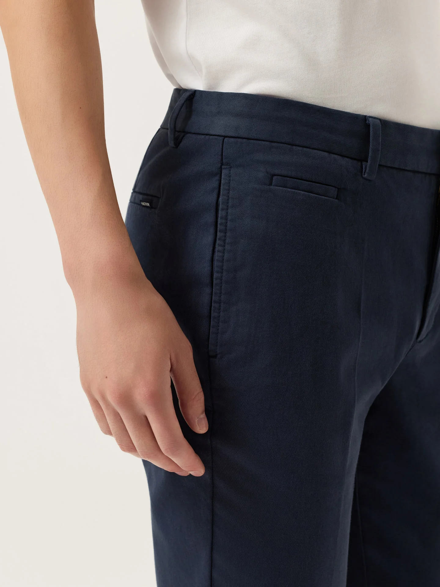 Calças Chino Slim Fit em Sarja Faded Garment Dye - Image 6