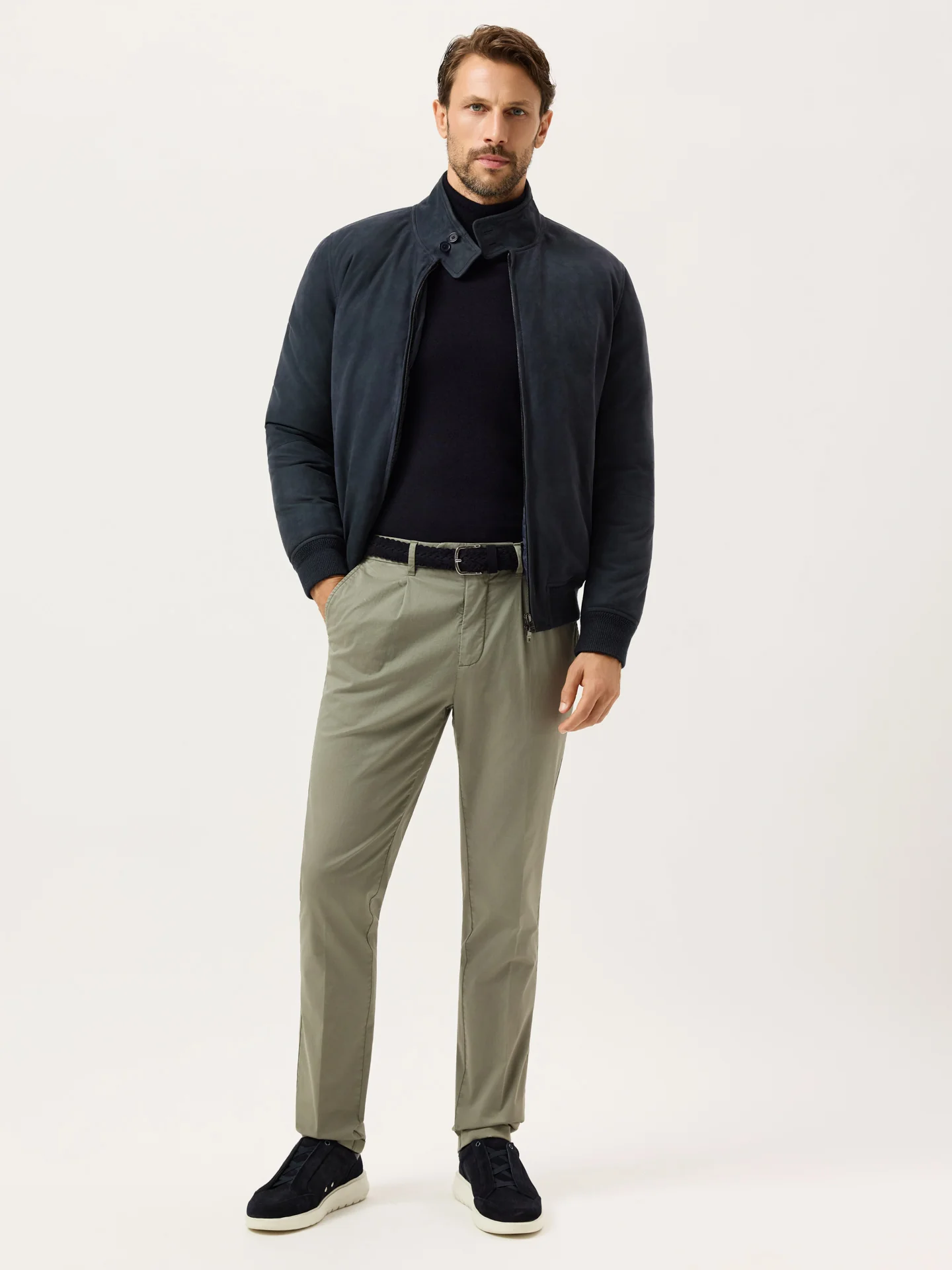 Calças Chino Slim Fit em Sarja Leve com Prega na Frente Garment Dye - Image 10