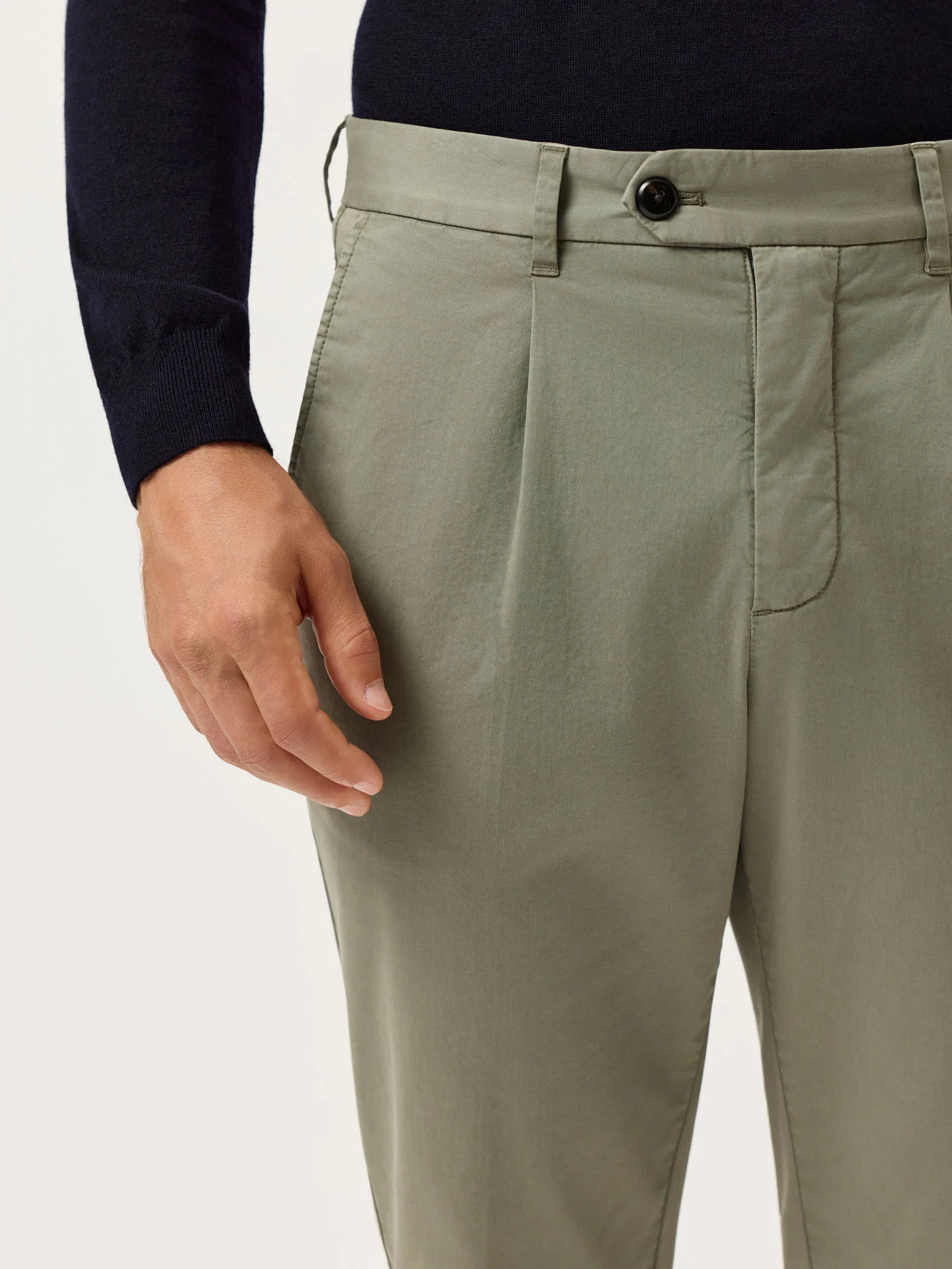 Calças Chino Slim Fit em Sarja Leve com Prega na Frente Garment Dye - Image 11