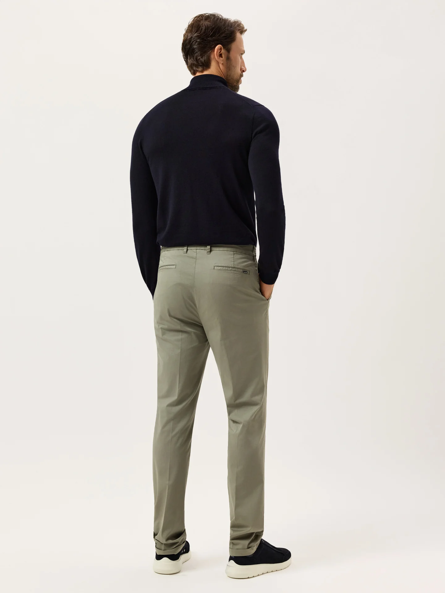 Calças Chino Slim Fit em Sarja Leve com Prega na Frente Garment Dye - Image 12