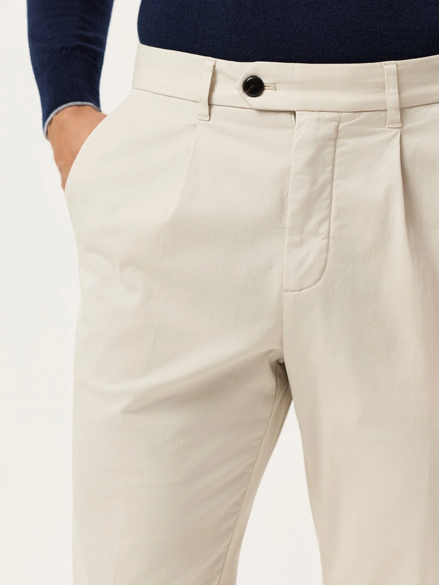 Calças Chino Slim Fit em Sarja Leve com Prega na Frente Garment Dye - Image 15