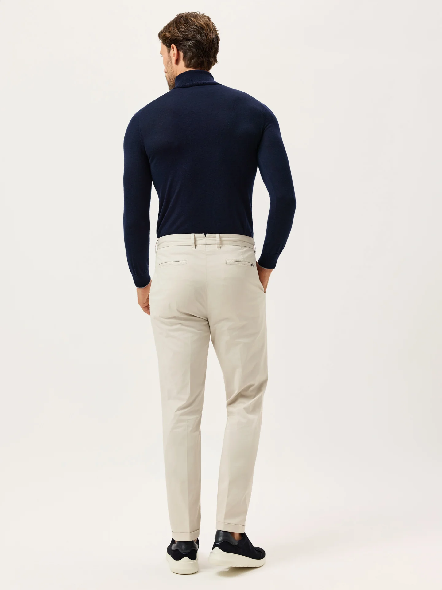 Calças Chino Slim Fit em Sarja Leve com Prega na Frente Garment Dye - Image 16