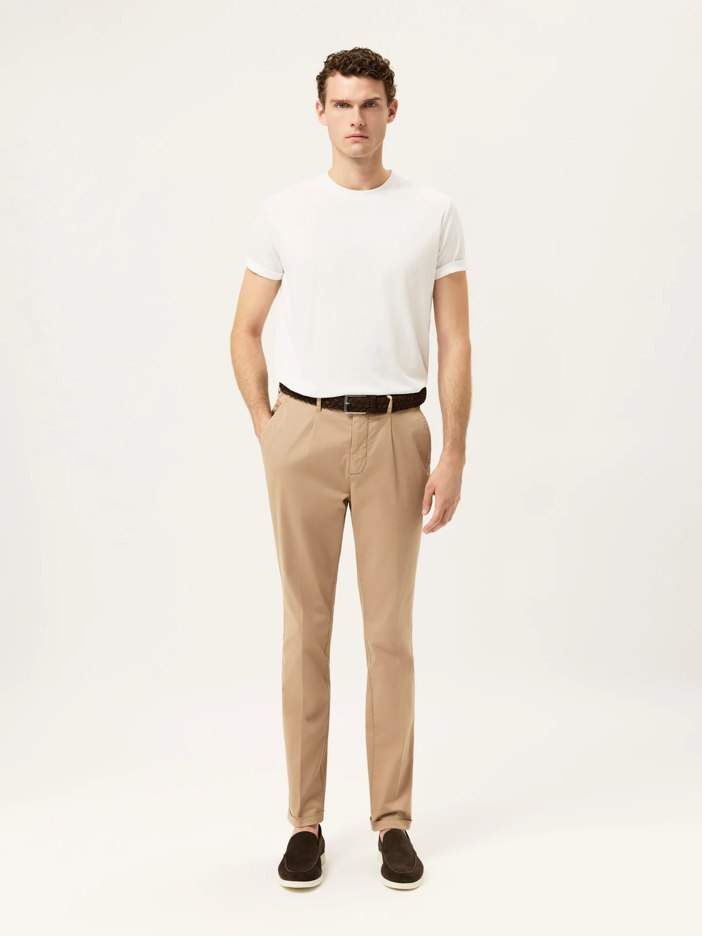 Calças Chino Slim Fit em Sarja Leve com Prega na Frente Garment Dye - Image 2