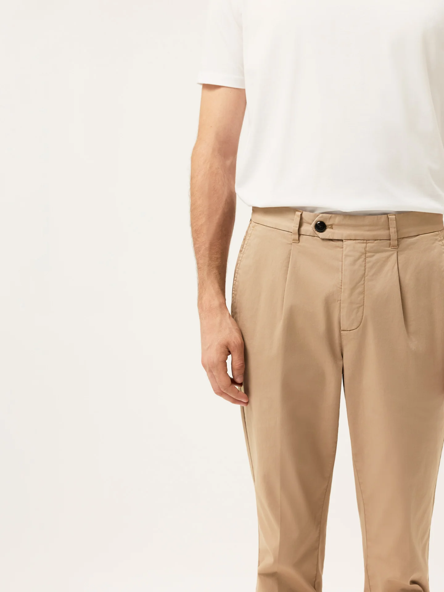Calças Chino Slim Fit em Sarja Leve com Prega na Frente Garment Dye - Image 4