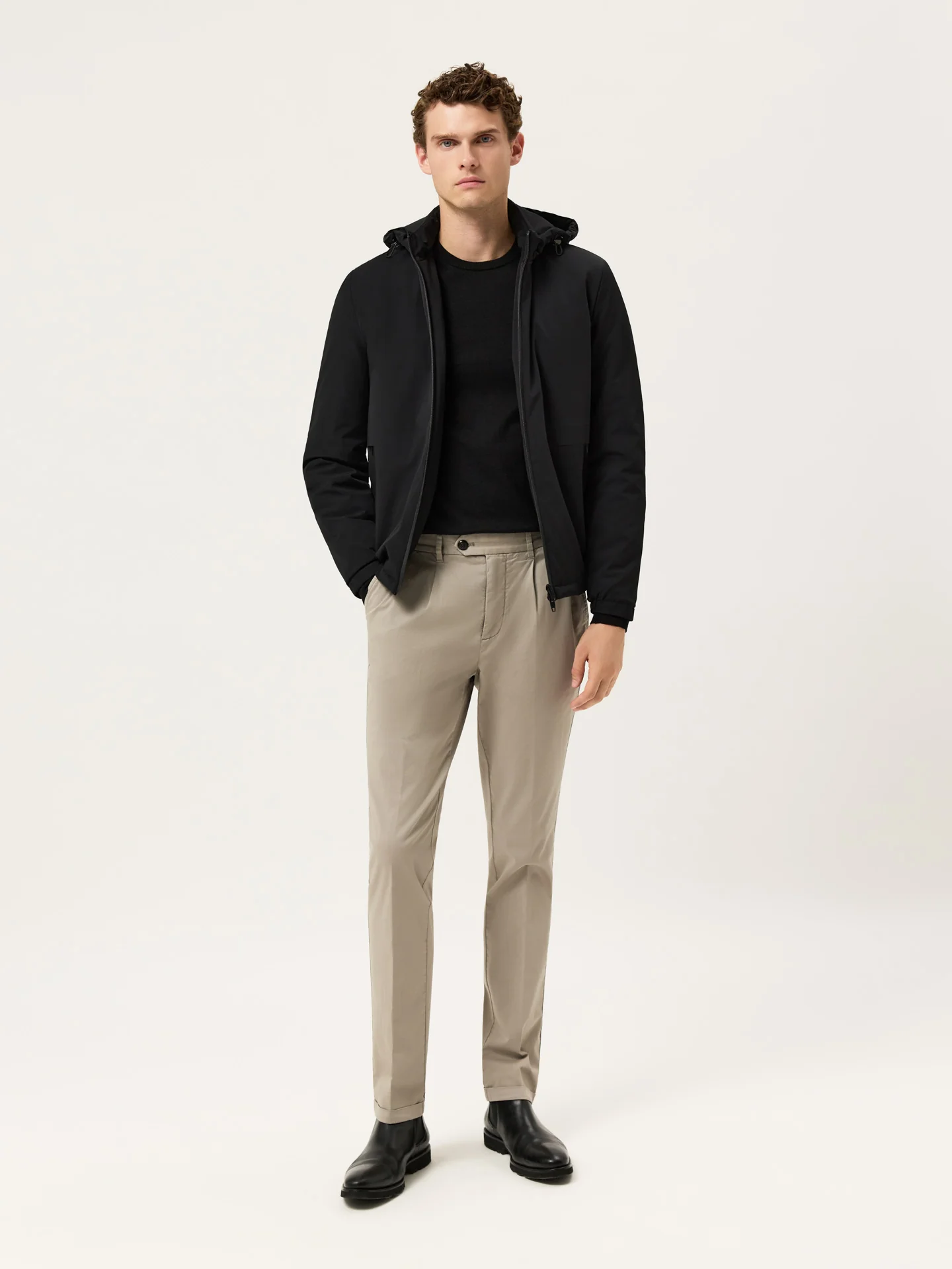 Calças Chino Slim Fit em Sarja Leve com Prega na Frente Garment Dye - Image 6