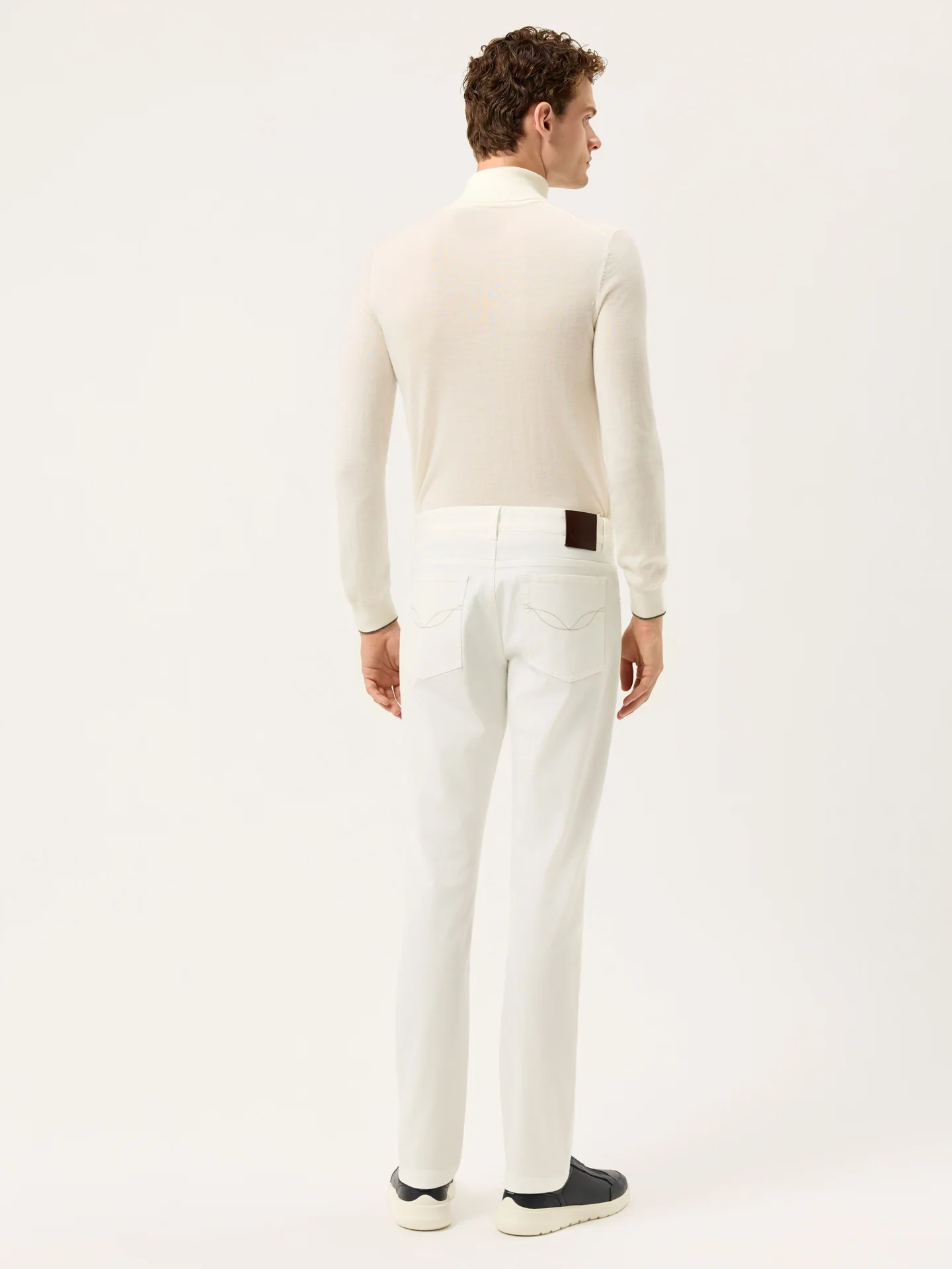 Calças Slim Fit em Denim de algodão e Tencel Garment Dye - Image 15