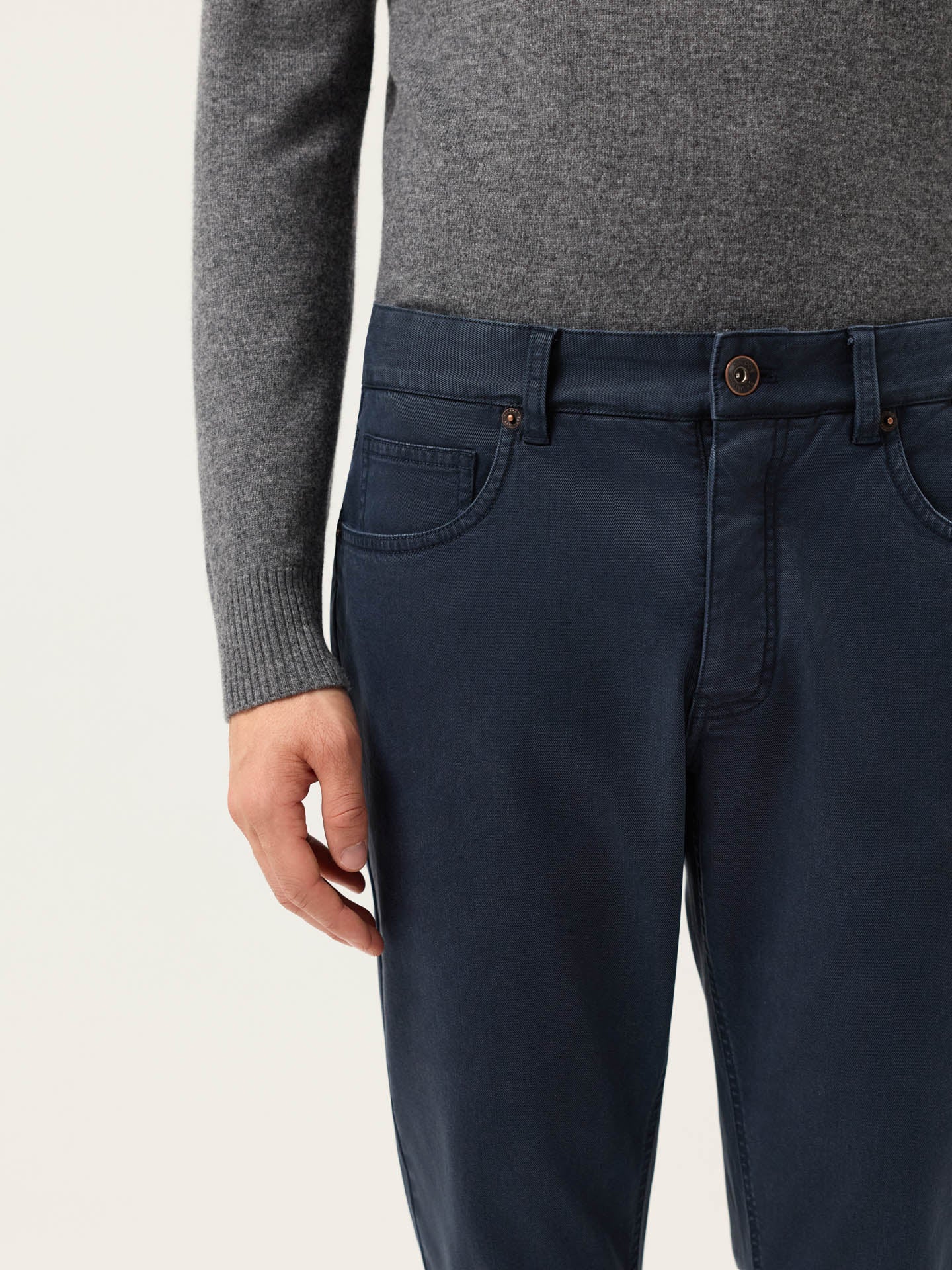 Calças Slim Fit em Denim de algodão e Tencel Garment Dye - Image 4