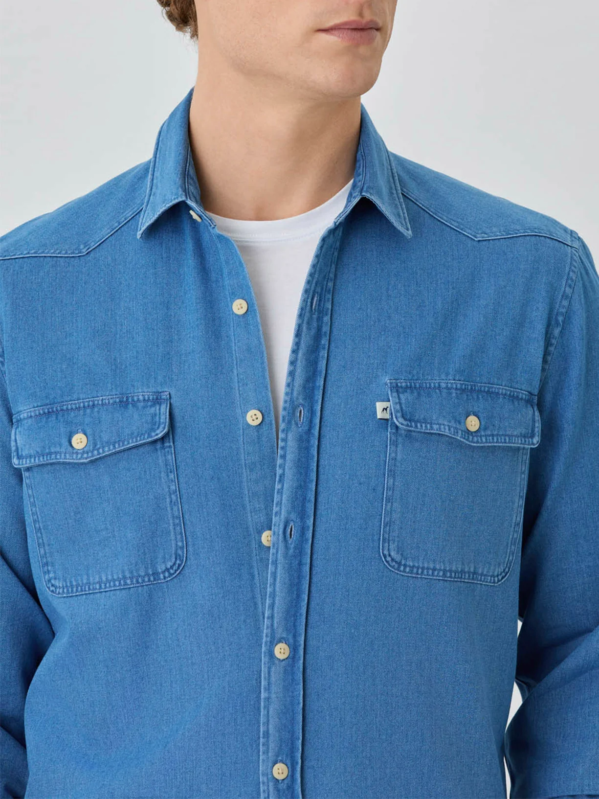 Camisa De Denim Relaxed Fit Com Bolsos De Chapa Em Algodão - Image 2