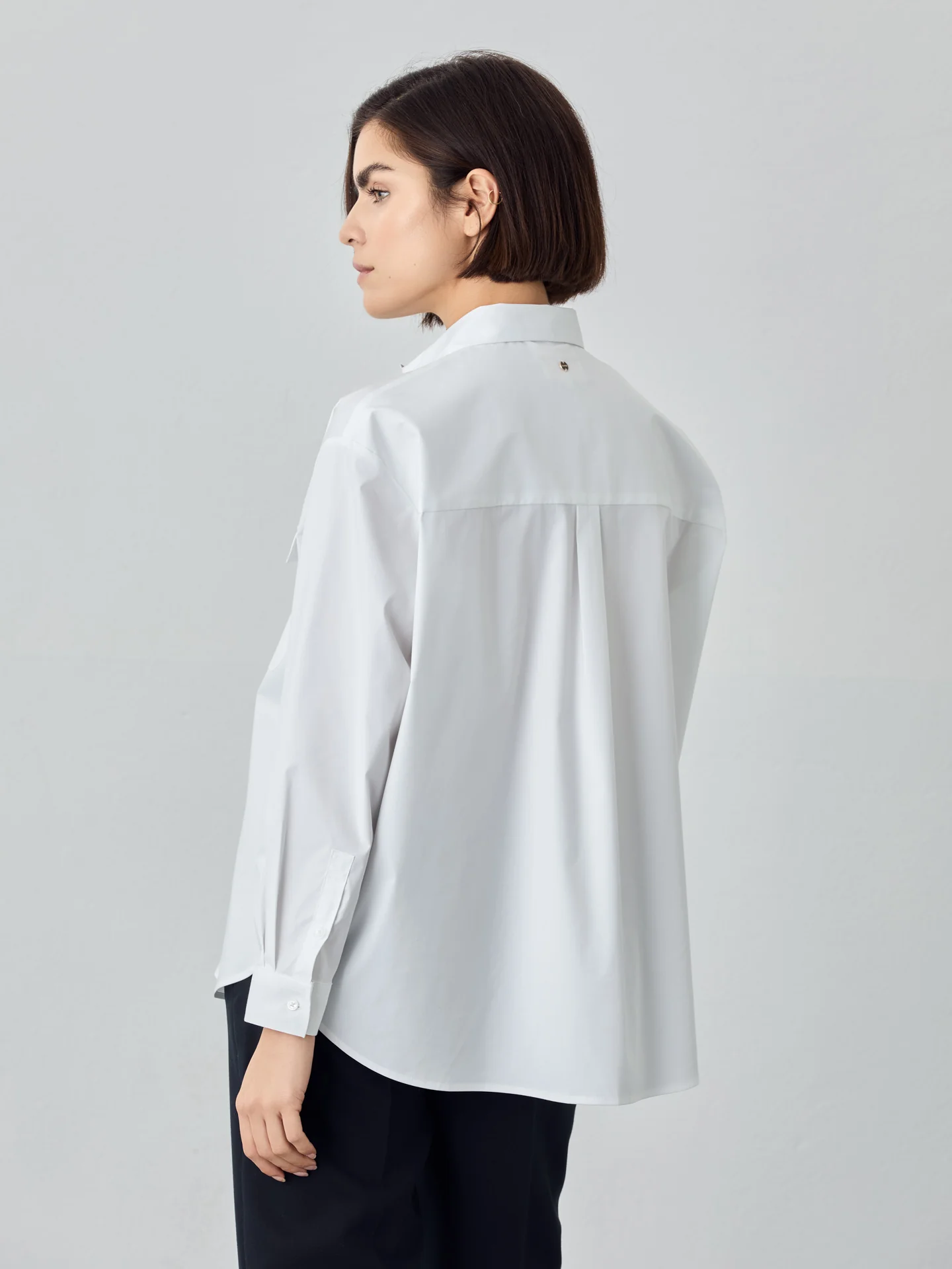 Camisa loose fit com bolsos em popeline lisa - Image 3