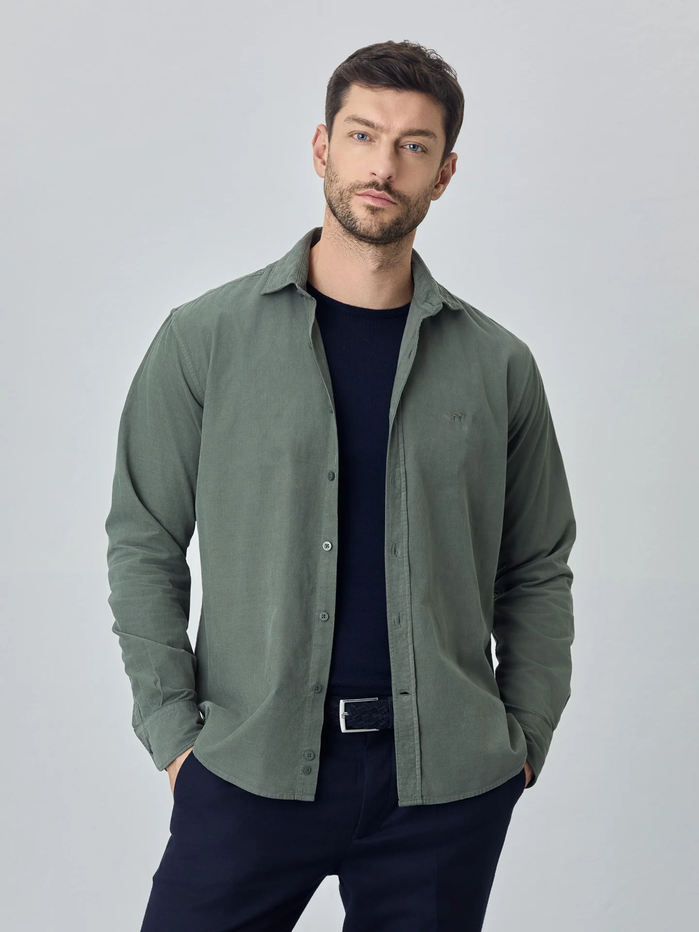 Camisa needlecord macio garment dye - Image 11