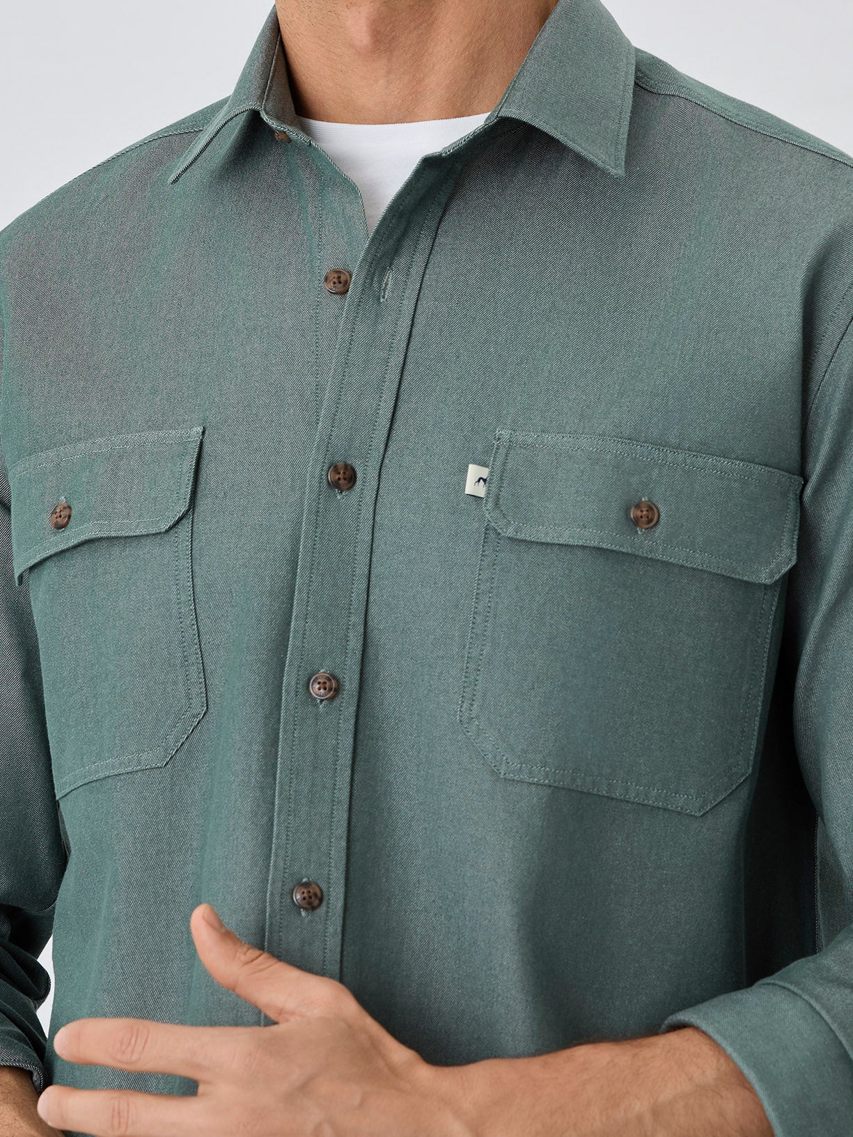 Camisa Regular Fit Bolsos Com Palas Em Denim De Algodão Lavado - Image 5