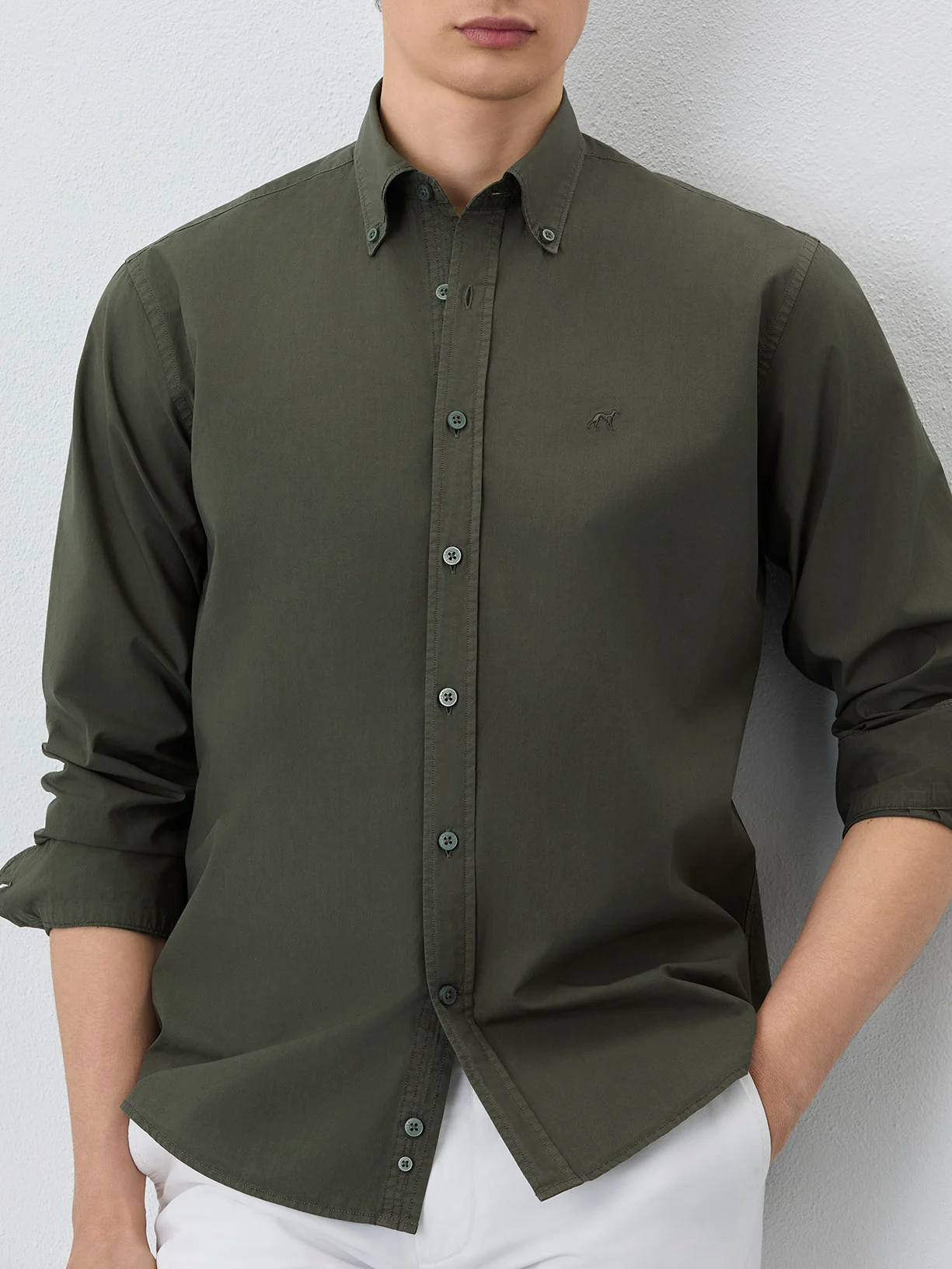 Camisa Regular Fit Com Colarinho De Botão Em Popeline De Algodão - Image 4