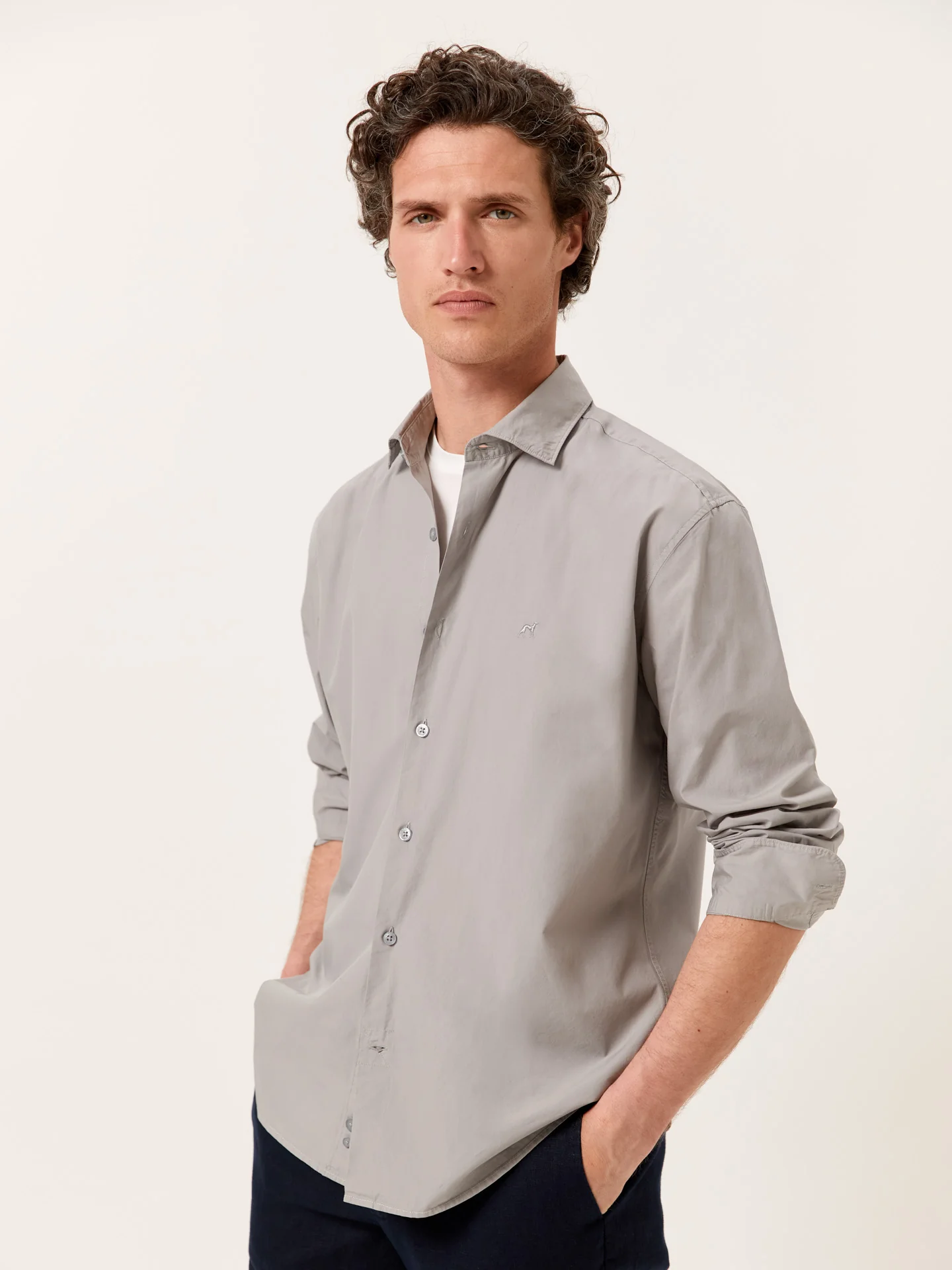 Camisa regular fit em popeline Overdye com colarinho aberto - Image 7