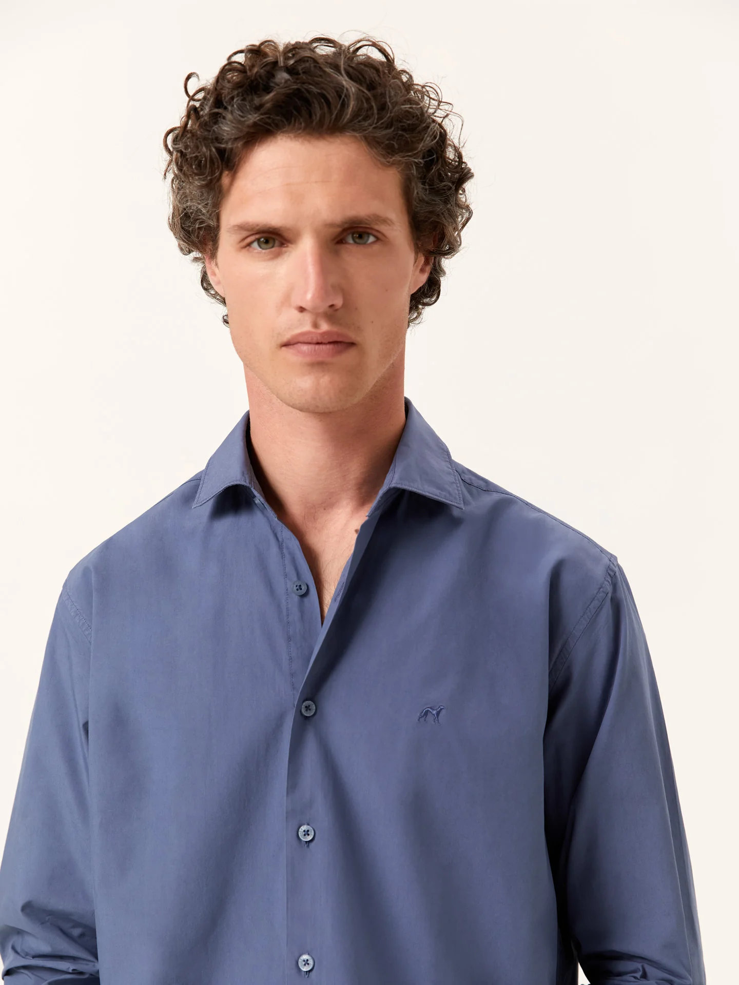 Camisa regular fit em popeline Overdye com colarinho aberto - Image 9