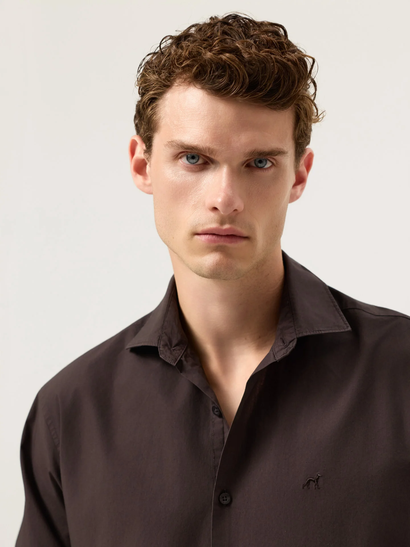 Camisa Regular Fit em Popeline Overdye com Colarinho Aberto