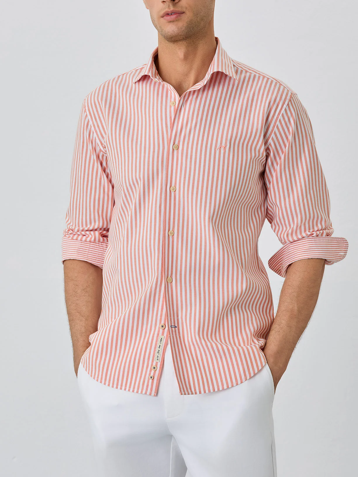 Camisa Slim Fit Com Colarinho Aberto Em Algodão BCI Com Riscas